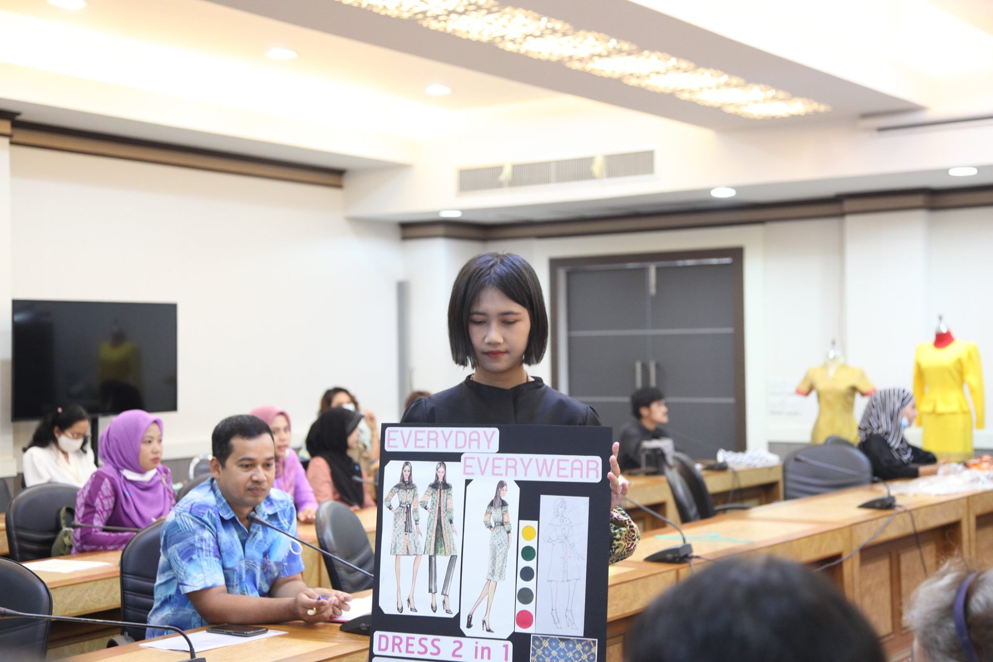 กิจกรรม : คัดเลือกผลงานออกแบบชุดผ้าไทย ที่สามารถสวมใส่ได้จริง ตามโครงการ CDD Young Designer Contest 2020 ออกแบบชุดเสื้อผ้าจากผ้าอัตลักษณ์ ผ้าประจำจังหวัด หรือผ้าที่มีแหล่งผลิตในจังหวัด