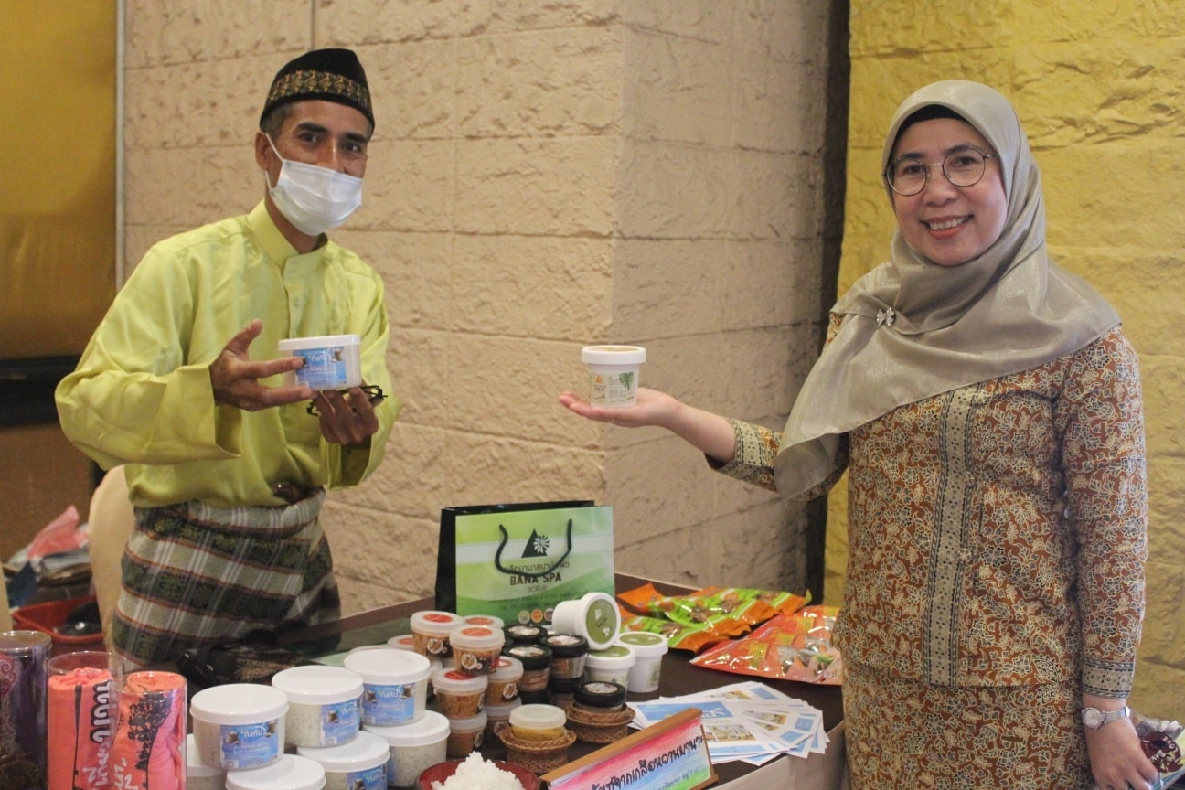 กิจกรรม : ส่งมอบแผนการพัฒนาการท่องเที่ยวโดยชุมชนในพื้นที่ 3จังหวัดชายแดนภาคใต้ (ยะลา ปัตตานี นราธิวาส)