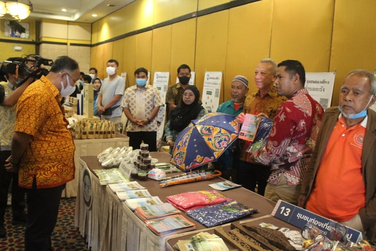 กิจกรรม : ส่งมอบแผนการพัฒนาการท่องเที่ยวโดยชุมชนในพื้นที่ 3จังหวัดชายแดนภาคใต้ (ยะลา ปัตตานี นราธิวาส)