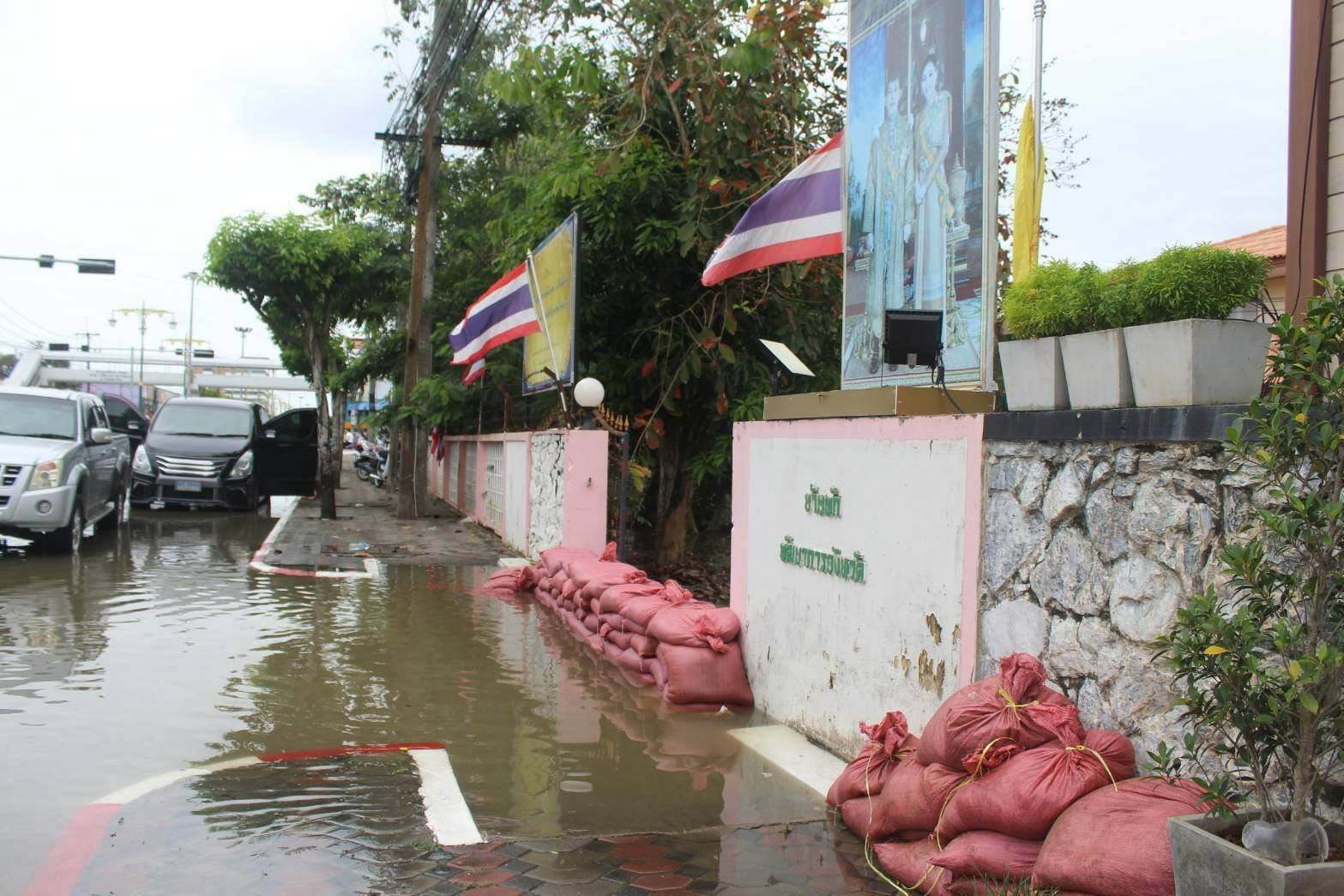กิจกรรม : พช.ปัตตานี จัดตั้งโรงครัวพระราชทานเพื่อช่วยเหลือผู้ประสบอุทกภัยน้ำท่วมในพื้นที่จังหวัดปัตตานี