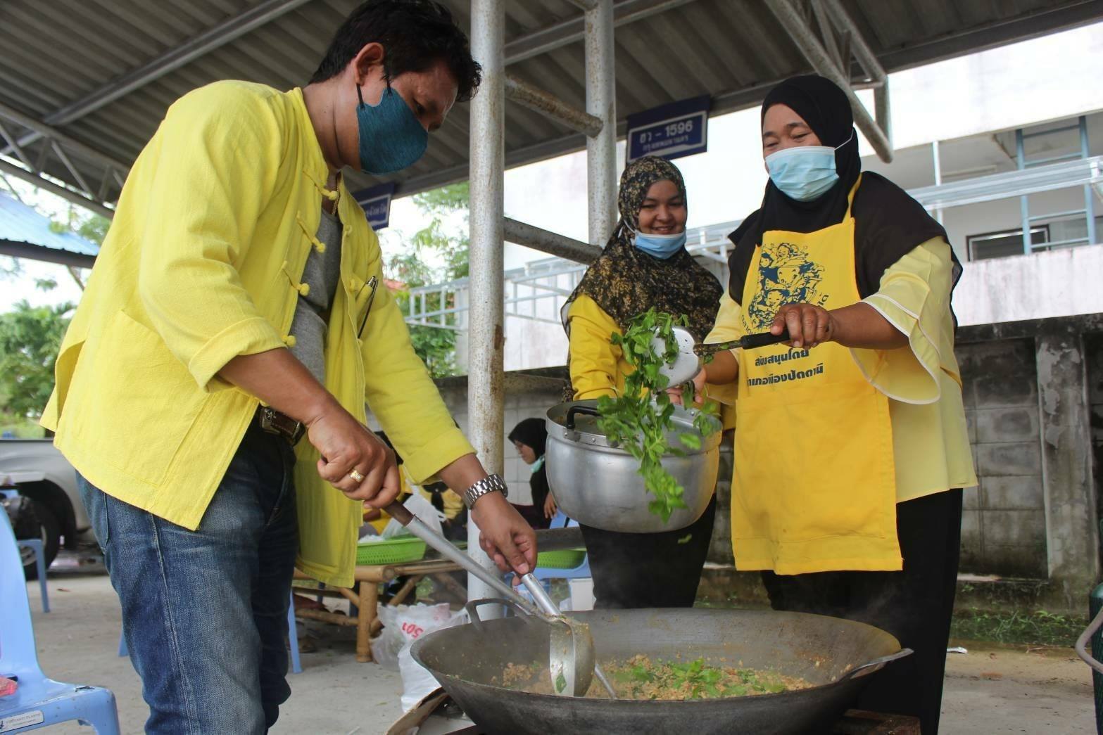 กิจกรรม : พช.ปัตตานี จัดตั้งโรงครัวพระราชทานเพื่อช่วยเหลือผู้ประสบอุทกภัยน้ำท่วมในพื้นที่จังหวัดปัตตานี