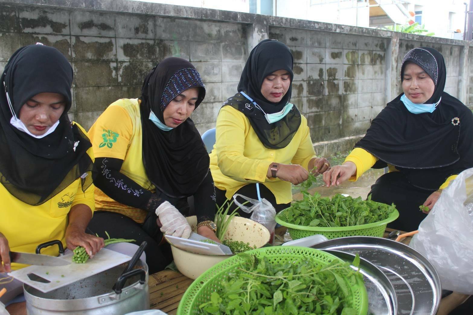 กิจกรรม : พช.ปัตตานี จัดตั้งโรงครัวพระราชทานเพื่อช่วยเหลือผู้ประสบอุทกภัยน้ำท่วมในพื้นที่จังหวัดปัตตานี