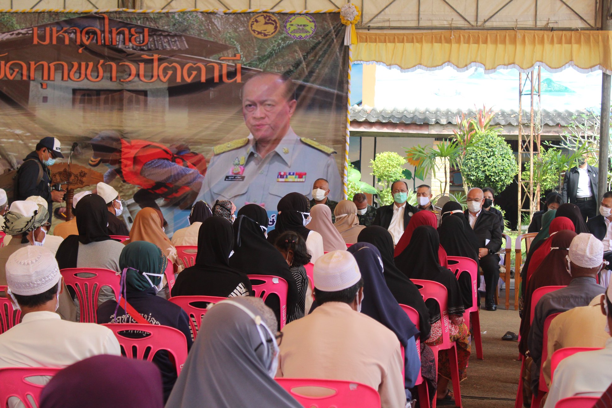 กิจกรรม : พล.อ.อนุพงษ์ เผ่าจินดา รัฐมนตรีว่าการกระทรวงมหาดไทย และคณะผู้บริหารระดับสูง เดินทางลงพื้นที่ตรวจเยี่ยมและให้กำลังใจพี่น้องประชาชนที่ประสบพื้นที่อุทกภัย ในพื้นที่จังหวัดปัตตานี
