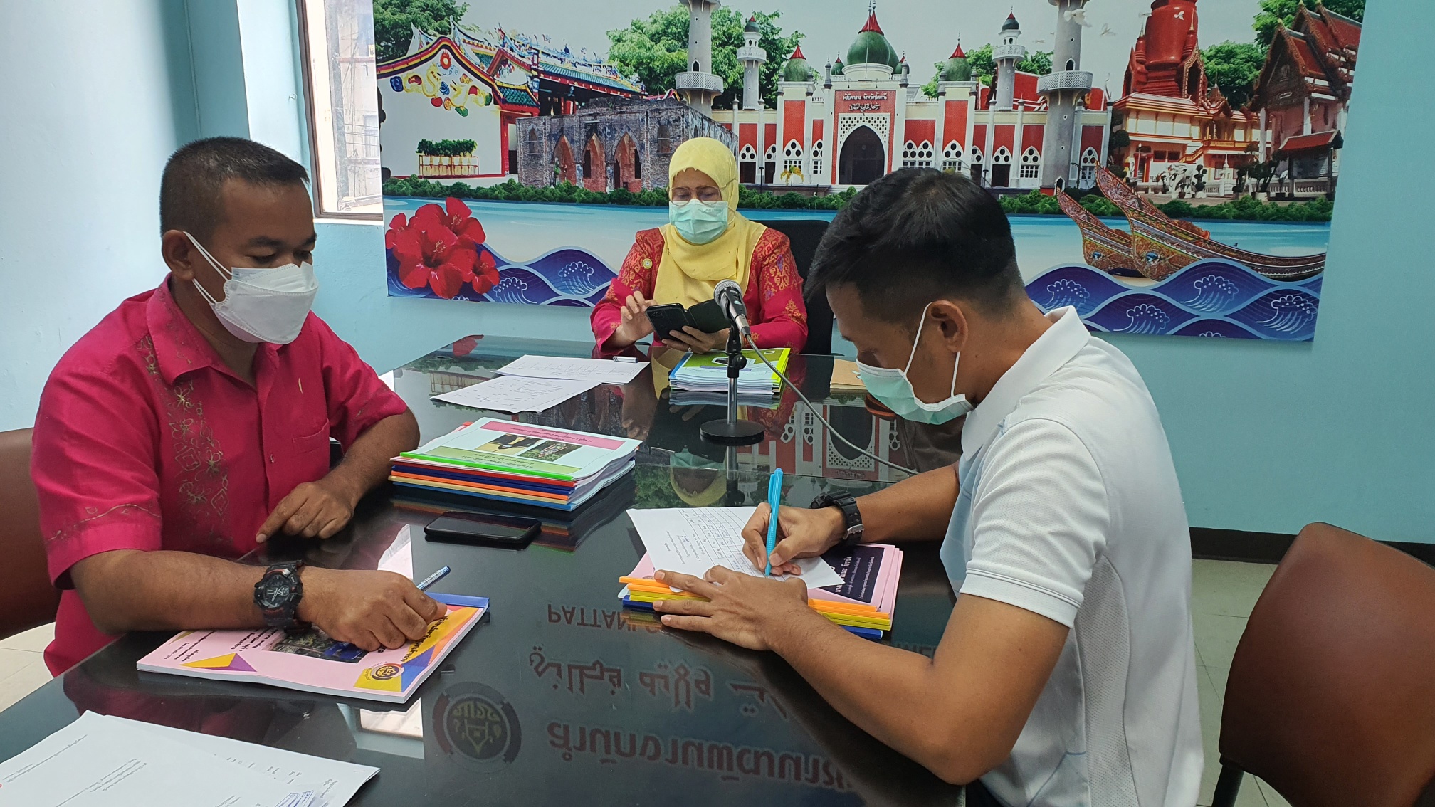 พช.ปัตตานี ร่วมประชุมเชิงปฏิบัติการคณะกรรมการพัฒนาสตรีภาค (กพสภ.) 14จังหวัดภาคใต้ ผ่านระบบออนไลน์ ด้วยโปรแกรม SessionCall