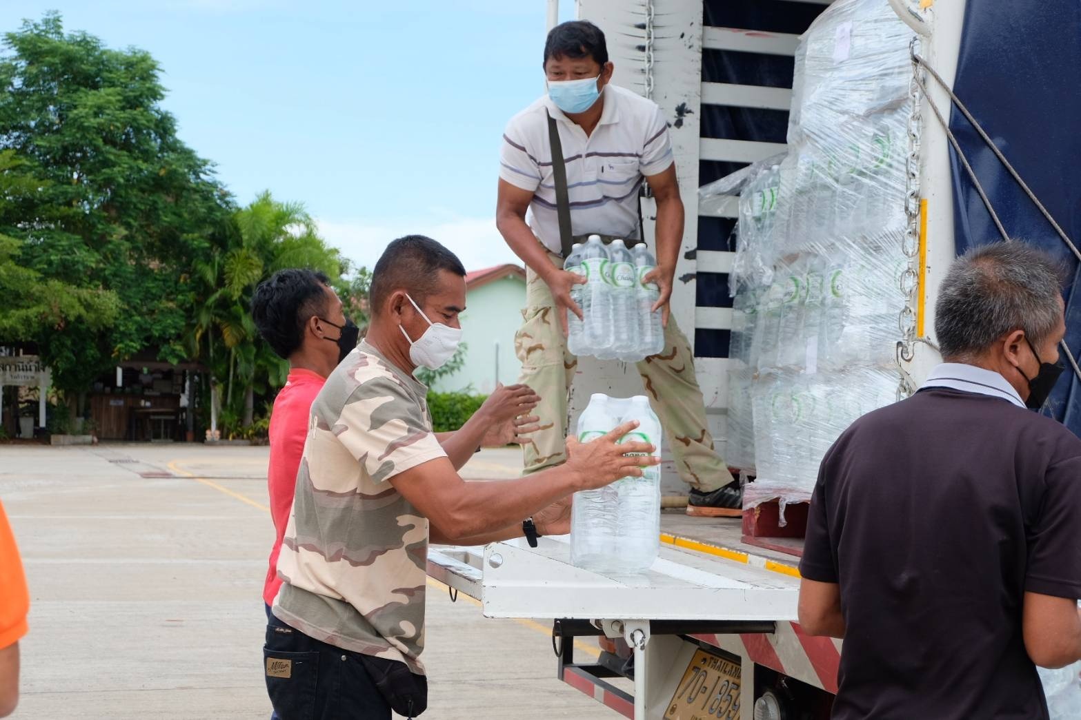 “มอบน้ำดื่ม แทนความห่วงใย” เสริมพลังใจโรงพยาบาลสนาม จังหวัดปัตตานี