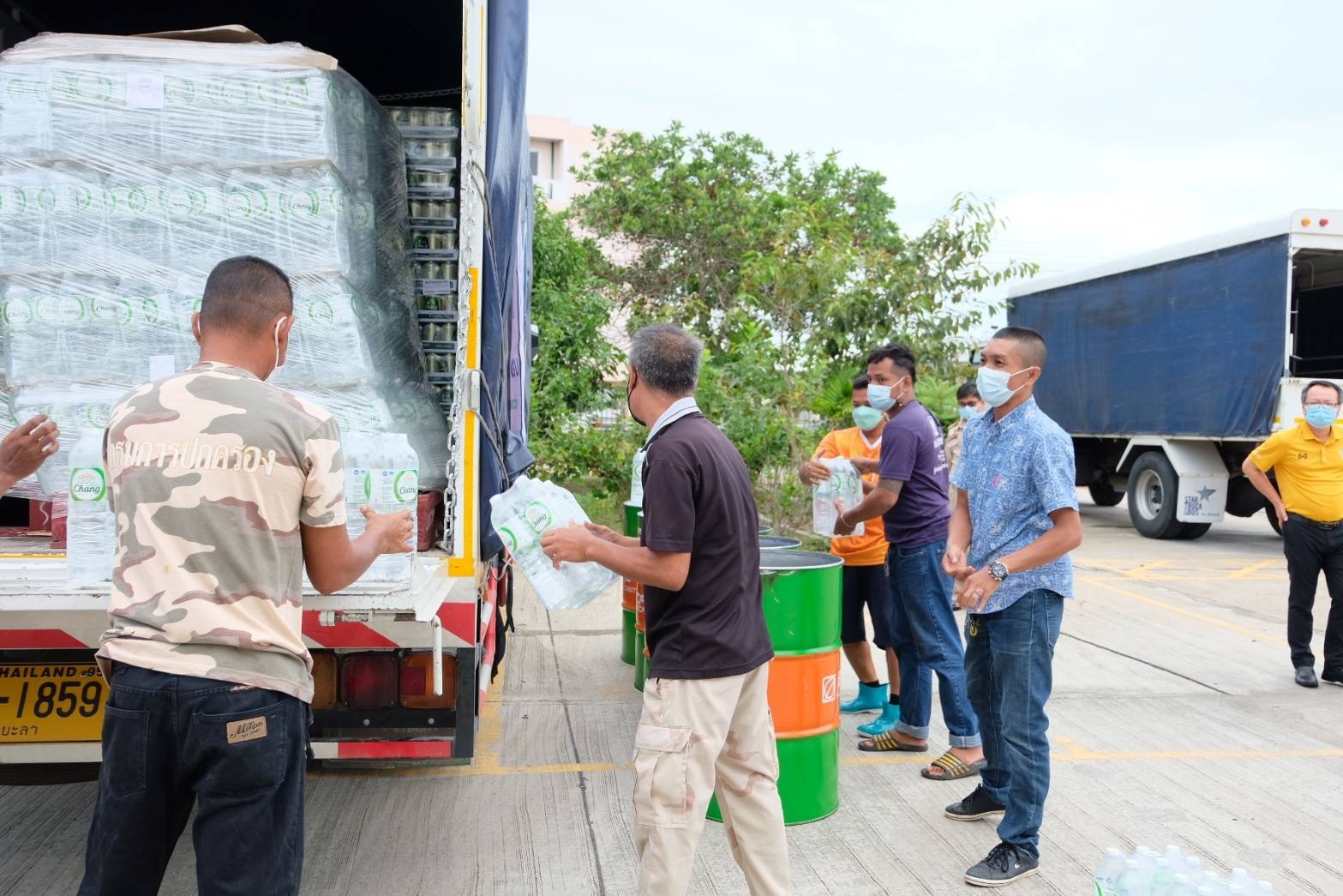 “มอบน้ำดื่ม แทนความห่วงใย” เสริมพลังใจโรงพยาบาลสนาม จังหวัดปัตตานี