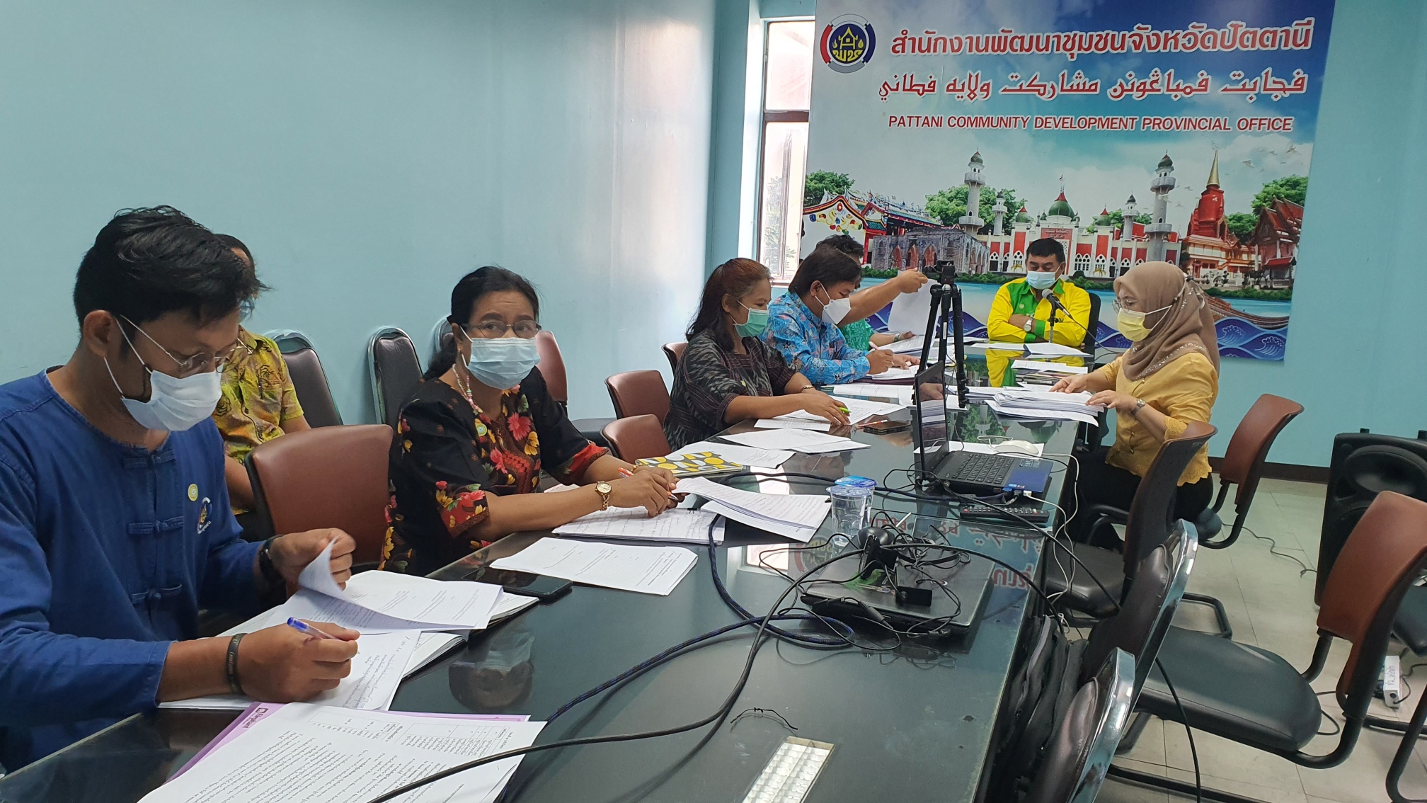 พช.ปัตตานี จัดประชุมประจำเดือนออนไลน์ ด้วยโปรแกรม Zoom Meeting ติดตามผลการขับเคลื่อนงานพัฒนาชุมชน 12 อำเภอ