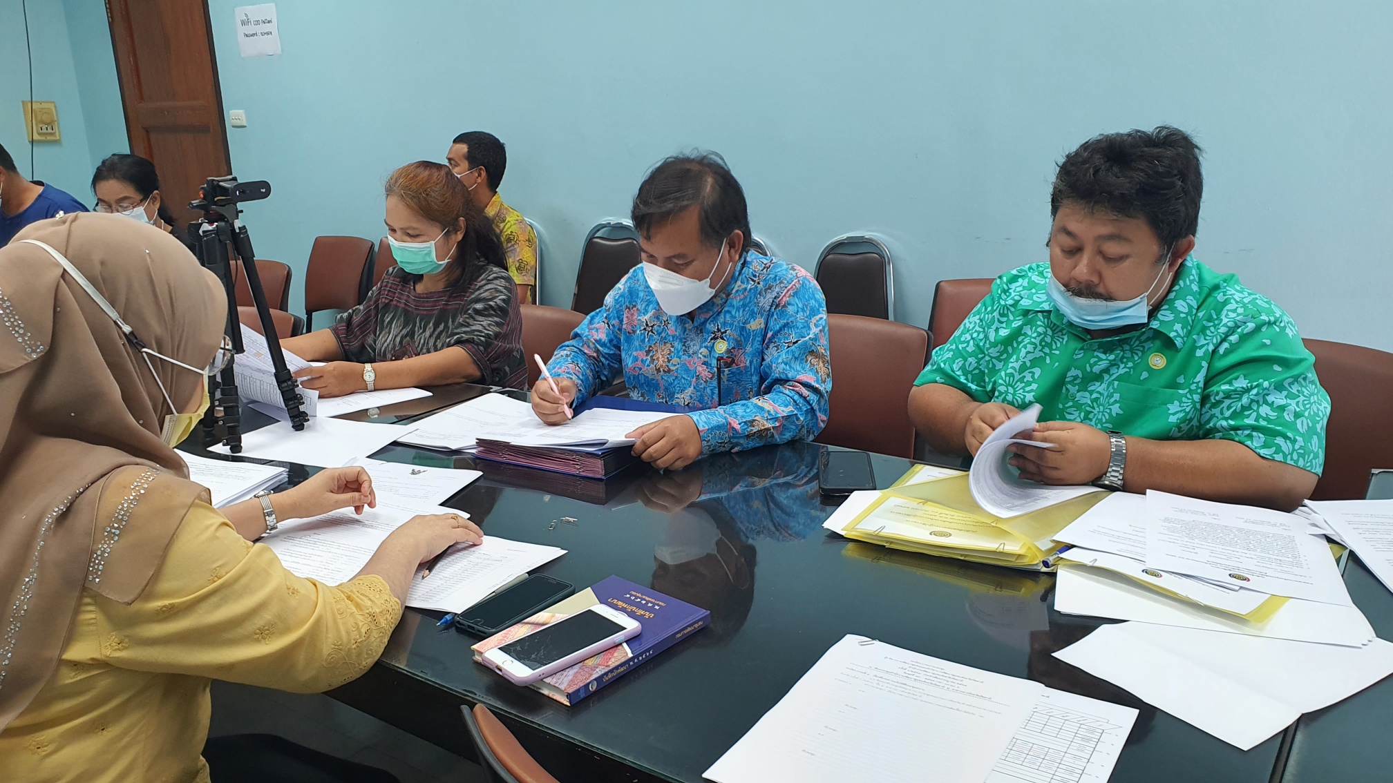 พช.ปัตตานี จัดประชุมประจำเดือนออนไลน์ ด้วยโปรแกรม Zoom Meeting ติดตามผลการขับเคลื่อนงานพัฒนาชุมชน 12 อำเภอ