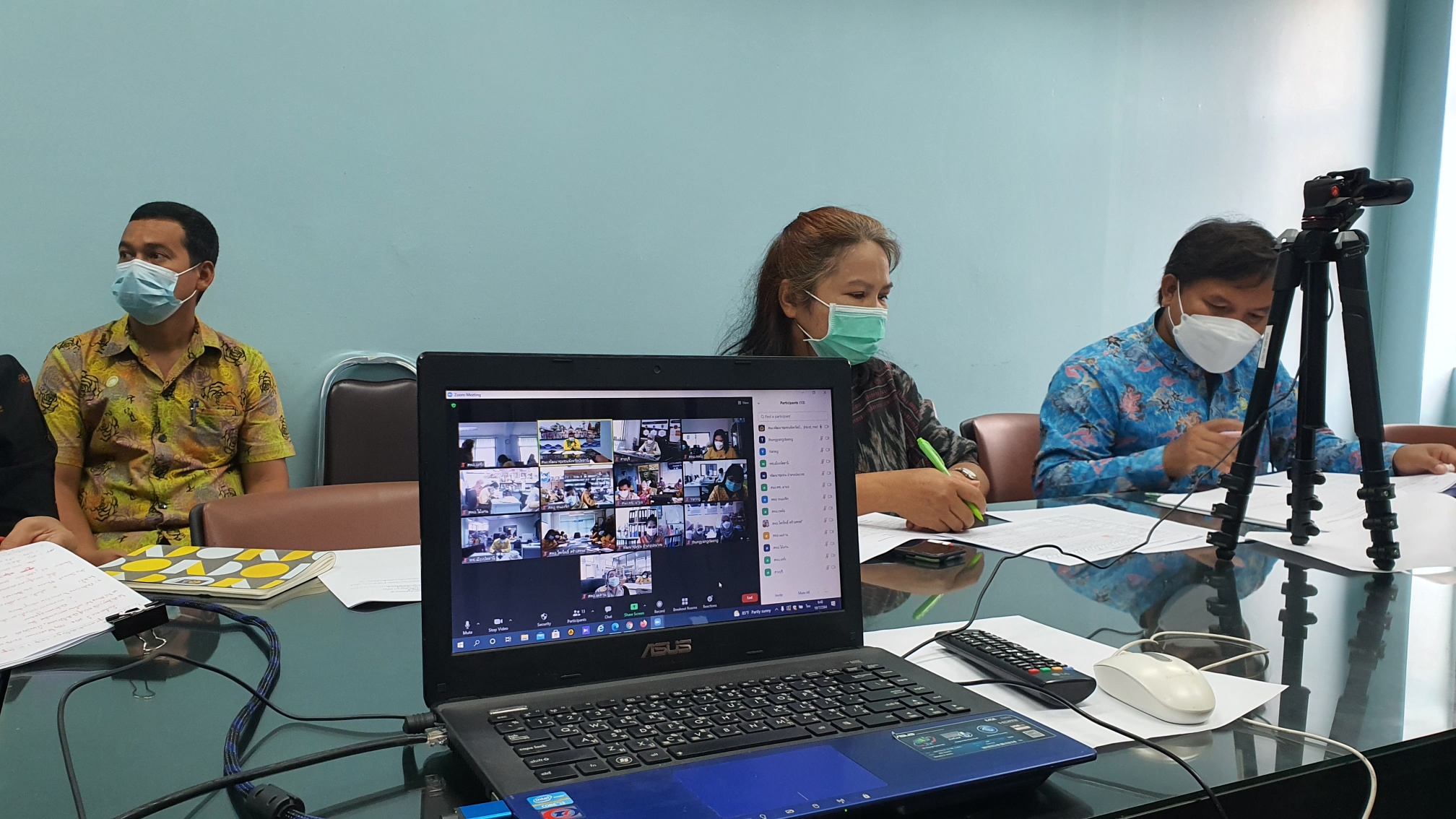 พช.ปัตตานี จัดประชุมประจำเดือนออนไลน์ ด้วยโปรแกรม Zoom Meeting ติดตามผลการขับเคลื่อนงานพัฒนาชุมชน 12 อำเภอ