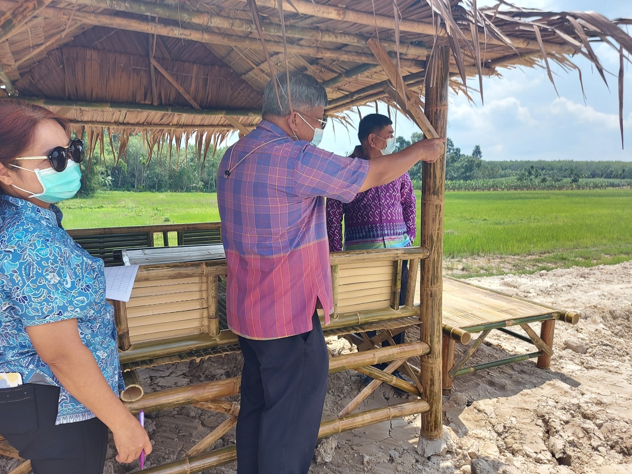 พัฒนาการจังหวัดปัตตานี ลงพื้นที่ติดตามการดำเนินโครงการพัฒนาพื้นที่ต้นแบบการพัฒนาคุณภาพชีวิตตามหลักทฤษฎีใหม่ประยุกต์สู่ “โคก หนอง นา พัฒนาชุมชน จังหวัดปัตตานี”