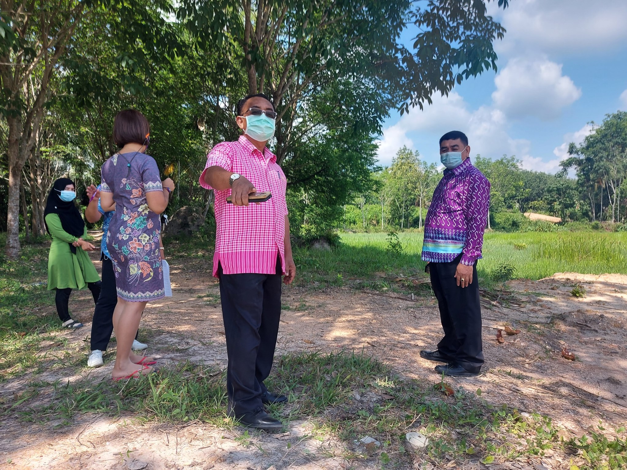 พัฒนาการจังหวัดปัตตานี ลงพื้นที่ติดตามการดำเนินโครงการพัฒนาพื้นที่ต้นแบบการพัฒนาคุณภาพชีวิตตามหลักทฤษฎีใหม่ประยุกต์สู่ “โคก หนอง นา พัฒนาชุมชน จังหวัดปัตตานี”