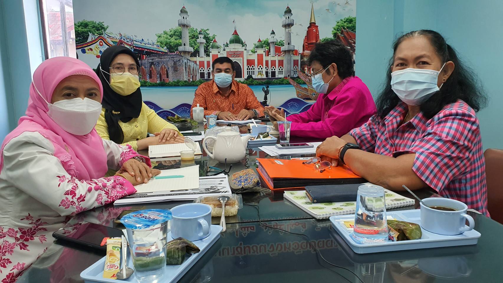 รับฟังการประชุมกรมการพัฒนาชุมชน ครั้งที่ 7/2564 ผ่านระบบประชุมออนไลน์ ด้วยโปรแกรม ZOOM meeting