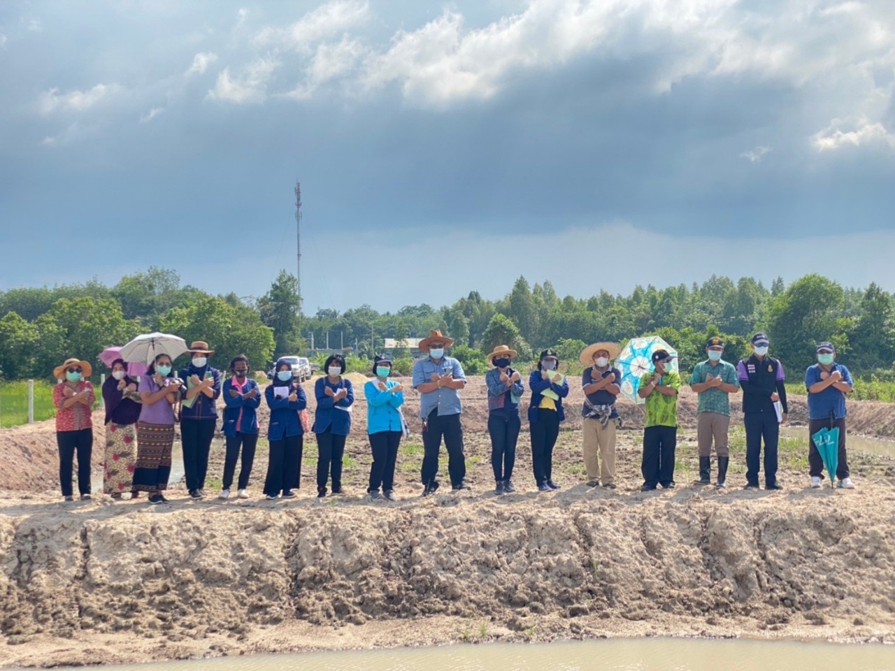 พช.ปัตตานี ลงพื้นที่รายงานผลการพัฒนาพื้นที่ต้นแบบการพัฒนาคุณภาพชีวิตตามหลักทฤษฎีใหม่ ประยุกย์สู่ “โคก หนอง นา กรมการพัฒนาชุมชน” อำเภอหนองจิก และ อำเภอแม่ลาน จังหวัดปัตตานี