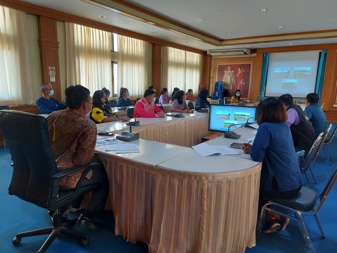 พช.ปัตตานี ลงพื้นที่รายงานผลการพัฒนาพื้นที่ต้นแบบการพัฒนาคุณภาพชีวิตตามหลักทฤษฎีใหม่ ประยุกย์สู่ “โคก หนอง นา กรมการพัฒนาชุมชน” อำเภอหนองจิก และ อำเภอแม่ลาน จังหวัดปัตตานี