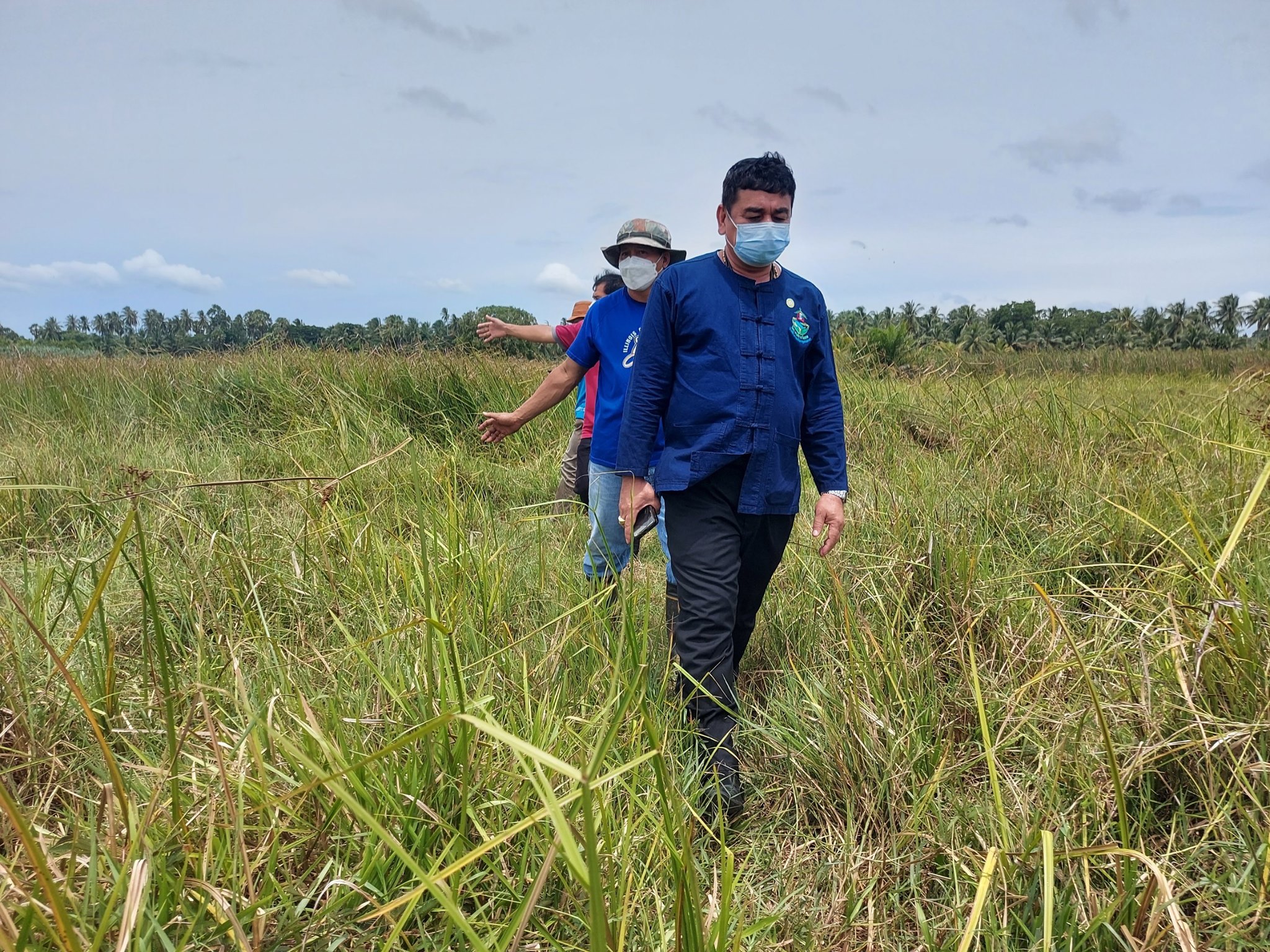 พัฒนาการจังหวัดปัตตานี ลงพื้นที่ติดตามการดำเนินโครงการพัฒนาพื้นที่ต้นแบบการพัฒนาคุณภาพชีวิตตามหลักทฤษฎีใหม่ประยุกต์สู่ “โคก หนอง นา กรมการพัฒนาชุมชน จังหวัดปัตตานี” ในพื้นที่อำเภอหนองจิก