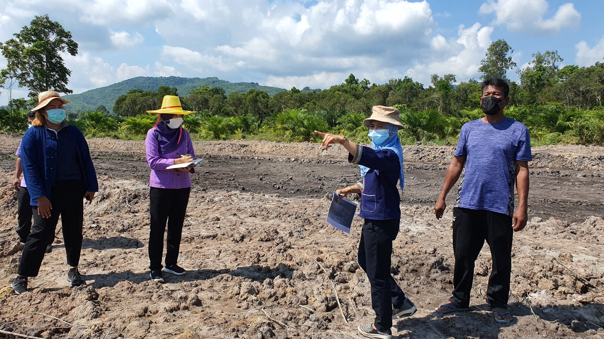 พช.ปัตตานี ลงพื้นที่ตรวจติดตามผลการพัฒนาพื้นที่ต้นแบบการพัฒนาคุณภาพชีวิตตามหลักทฤษฎีใหม่ ประยุกต์สู่ “โคก หนอง นา กรมการพัฒนาชุมชน” อำเภอปะนาเระ จังหวัดปัตตานี