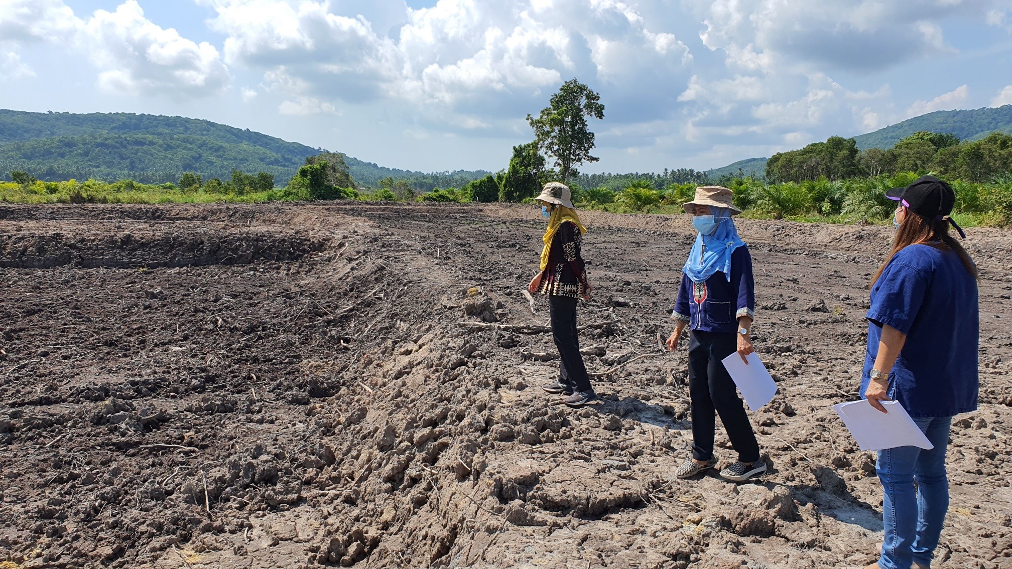 พช.ปัตตานี ลงพื้นที่ตรวจติดตามผลการพัฒนาพื้นที่ต้นแบบการพัฒนาคุณภาพชีวิตตามหลักทฤษฎีใหม่ ประยุกต์สู่ “โคก หนอง นา กรมการพัฒนาชุมชน” อำเภอปะนาเระ จังหวัดปัตตานี