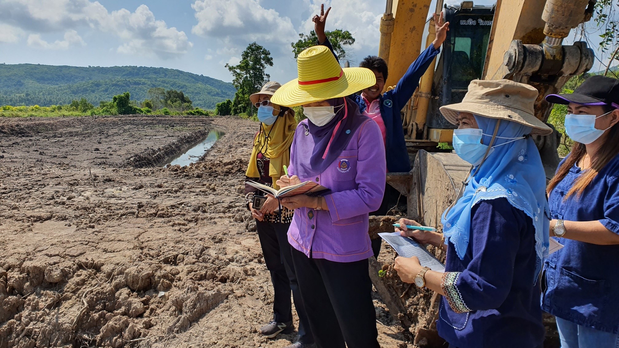 พช.ปัตตานี ลงพื้นที่ตรวจติดตามผลการพัฒนาพื้นที่ต้นแบบการพัฒนาคุณภาพชีวิตตามหลักทฤษฎีใหม่ ประยุกต์สู่ “โคก หนอง นา กรมการพัฒนาชุมชน” อำเภอปะนาเระ จังหวัดปัตตานี