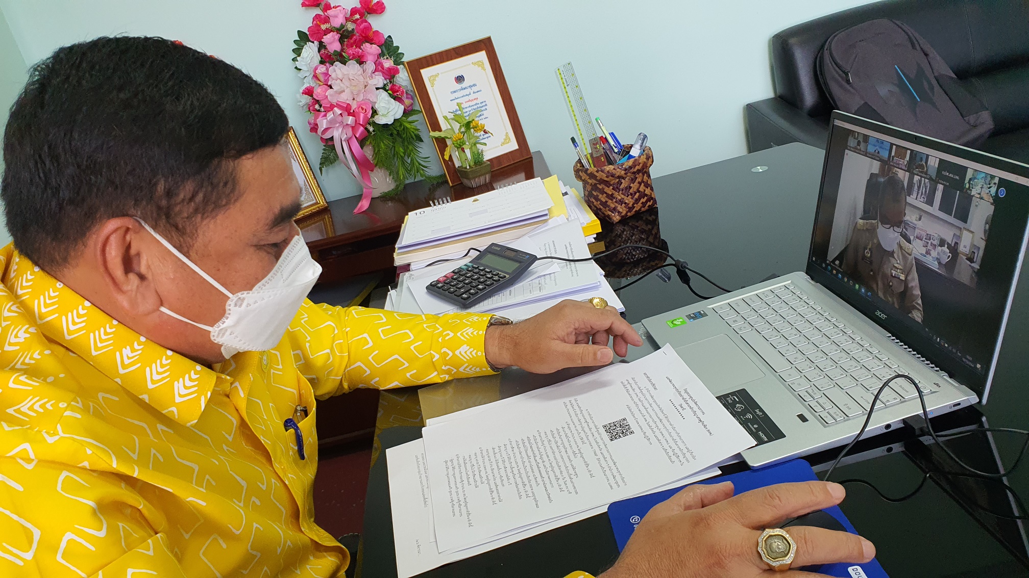 ผู้ว่าราชการจังหวัดปัตตานี มอบหมายพัฒนาการจังหวัดปัตตานี นำเสนอทิศทางขจัดปัญหาความยากจนและพัฒนาคนทุกช่วงวัย ผ่านระบบ Zoom Cloud Meeting