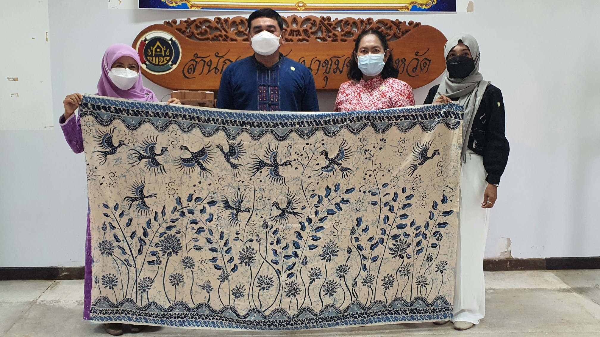 งานวาดมือทั้งผืน! พช.ปัตตานี ชื่นชมผ้าบาติก OTOP ปัตตานี ลายพระราชทาน สมเด็จพระเจ้าลูกเธอ เจ้าฟ้าสิริวัณณวรี นารีรัตนราชกัญญา ชื่อลายผ้า “ลายป่าแดนใต้