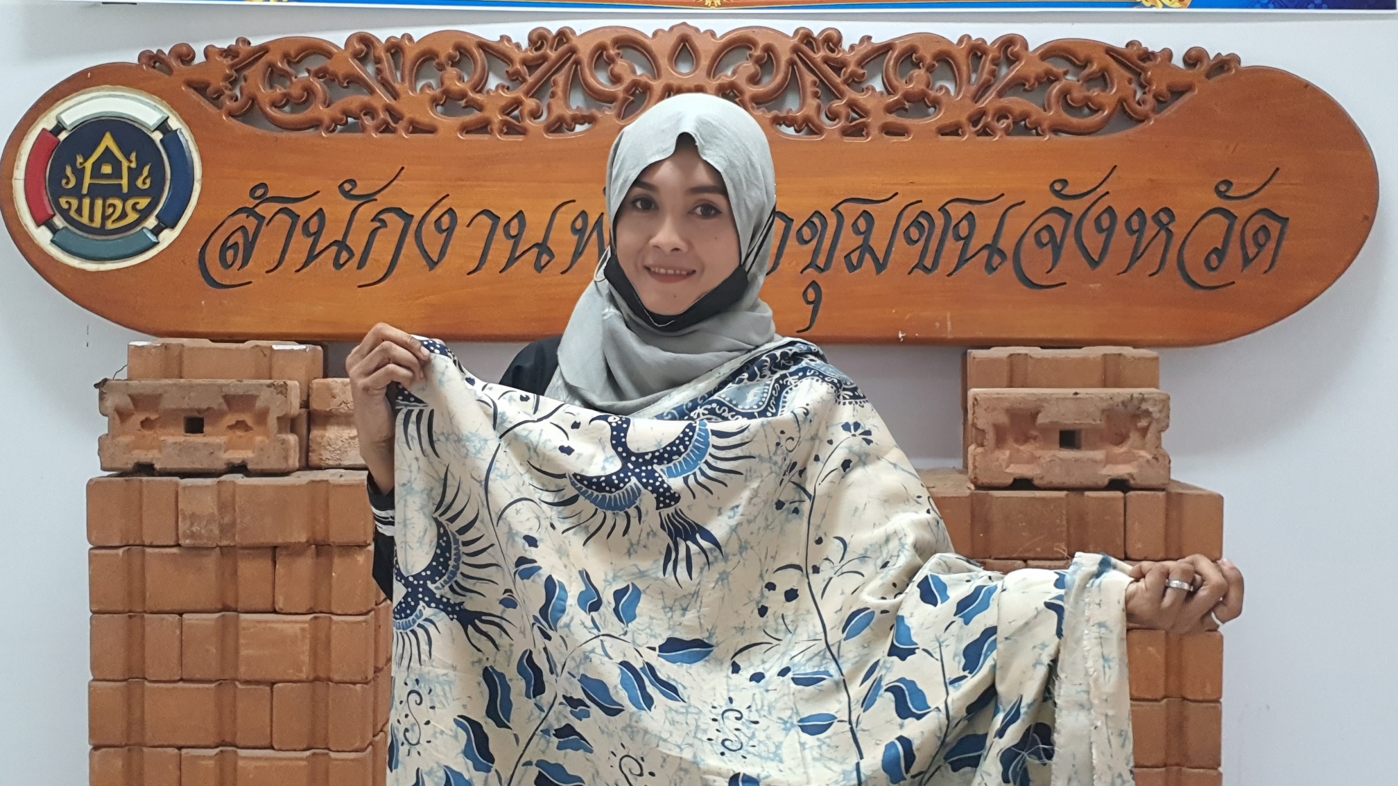 งานวาดมือทั้งผืน! พช.ปัตตานี ชื่นชมผ้าบาติก OTOP ปัตตานี ลายพระราชทาน สมเด็จพระเจ้าลูกเธอ เจ้าฟ้าสิริวัณณวรี นารีรัตนราชกัญญา ชื่อลายผ้า “ลายป่าแดนใต้