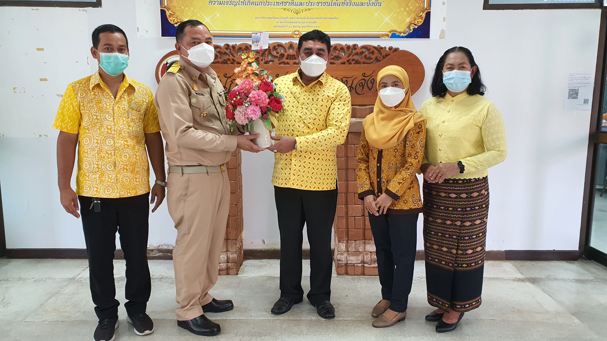 นายวัชระ ธรรมปัญญาสกุล พัฒนาการจังหวัดปัตตานี พร้อมด้วย ผอ.กลุ่มงานฯ และ เจ้าหน้าที่พัฒนาชุมชน ยินดีต้อนรับ นายณภัทร หงษ์ทอง ผอ.กลุ่มงานประสานและสนับสนุนการบริหารงานพัฒนาชุมชน ในโอกาสเดินทางมารายงานตัวปฏิบัติราชการในตำแหน่งใหม่ ณ สำนักงานพัฒนาชุมชนจังหวัดปัตตานี “ปัตตานี เมืองงาม 3 วัฒนธรรม”