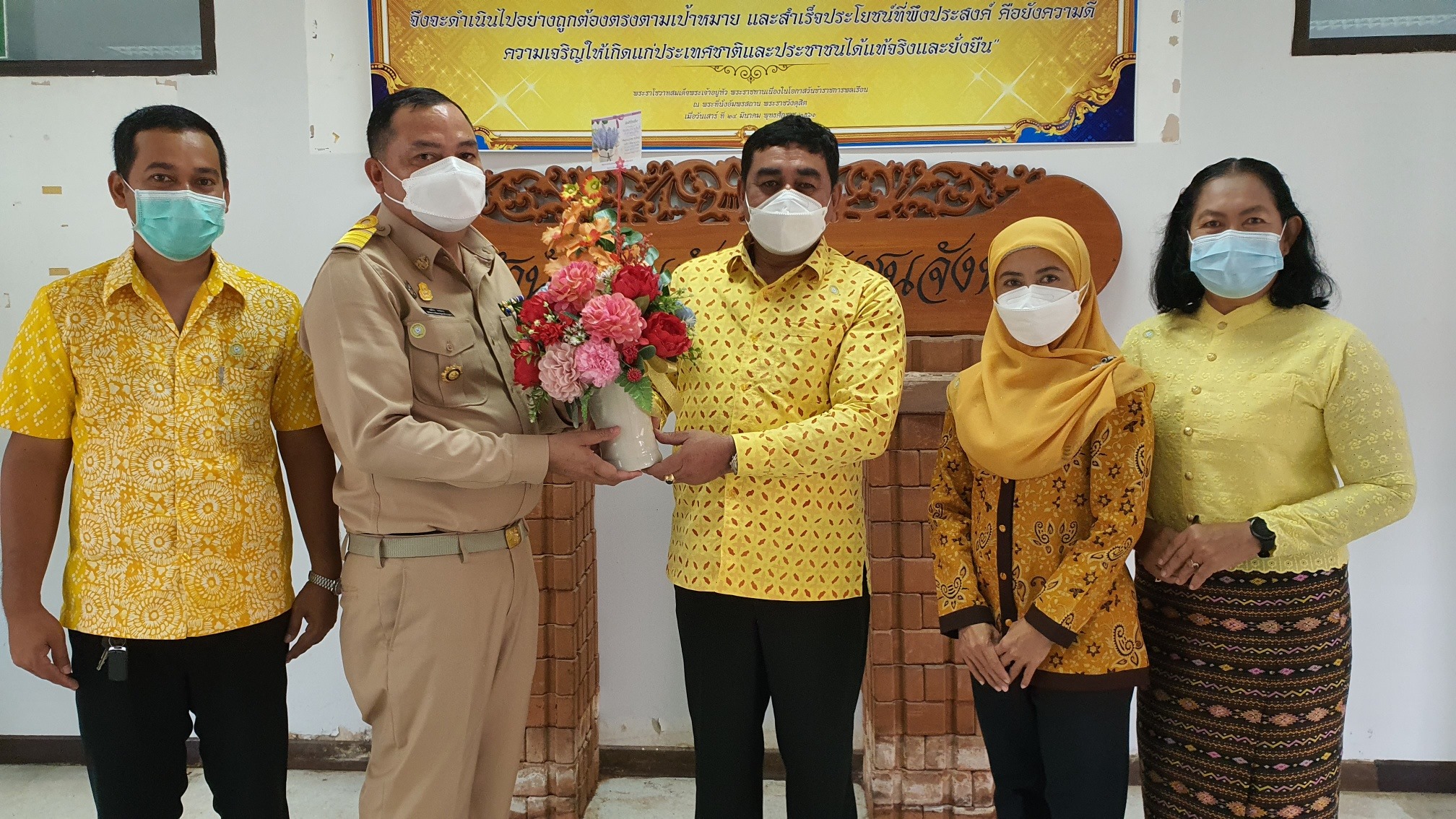 นายวัชระ ธรรมปัญญาสกุล พัฒนาการจังหวัดปัตตานี พร้อมด้วย ผอ.กลุ่มงานฯ และ เจ้าหน้าที่พัฒนาชุมชน ยินดีต้อนรับ นายณภัทร หงษ์ทอง ผอ.กลุ่มงานประสานและสนับสนุนการบริหารงานพัฒนาชุมชน ในโอกาสเดินทางมารายงานตัวปฏิบัติราชการในตำแหน่งใหม่ ณ สำนักงานพัฒนาชุมชนจังหวัดปัตตานี “ปัตตานี เมืองงาม 3 วัฒนธรรม”