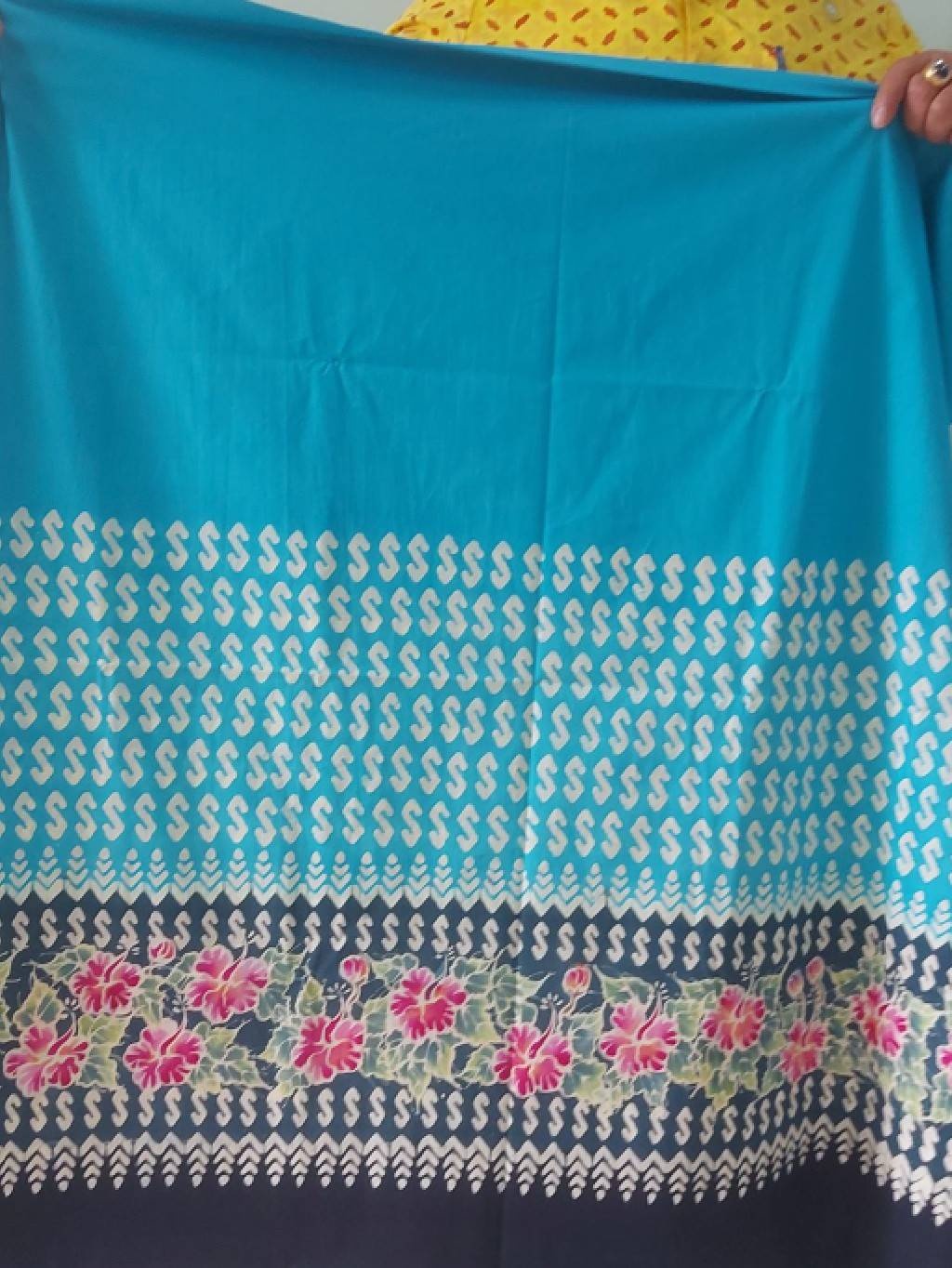 พช.ยะหริ่ง มอบ ผ้าบาติกสวยๆ เพื่อรณรงค์และส่งเสริมการสวมใส่ผ้าไทย