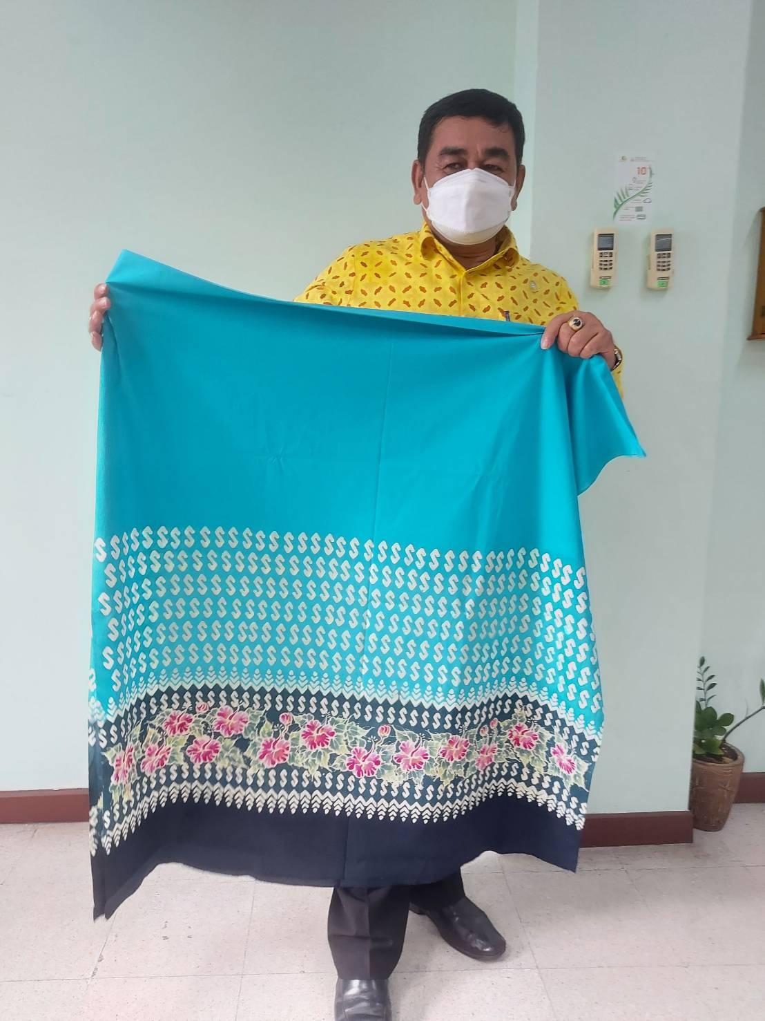 พช.ยะหริ่ง มอบ ผ้าบาติกสวยๆ เพื่อรณรงค์และส่งเสริมการสวมใส่ผ้าไทย