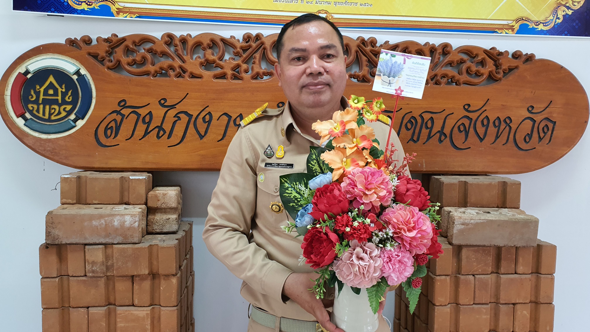 นายวัชระ ธรรมปัญญาสกุล พัฒนาการจังหวัดปัตตานี พร้อมด้วย ผอ.กลุ่มงานฯ และ เจ้าหน้าที่พัฒนาชุมชน ยินดีต้อนรับ นายณภัทร หงษ์ทอง ผอ.กลุ่มงานประสานและสนับสนุนการบริหารงานพัฒนาชุมชน ในโอกาสเดินทางมารายงานตัวปฏิบัติราชการในตำแหน่งใหม่ ณ สำนักงานพัฒนาชุมชนจังหวัดปัตตานี “ปัตตานี เมืองงาม 3 วัฒนธรรม”