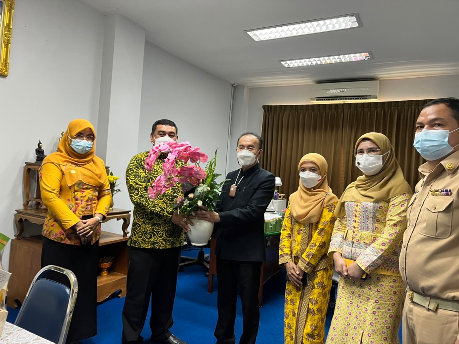 พช.ปัตตานี มอบช่อดอกไม้แสดงความยินดี รองผู้ว่าราชการจังหวัดปัตตานี คนใหม่