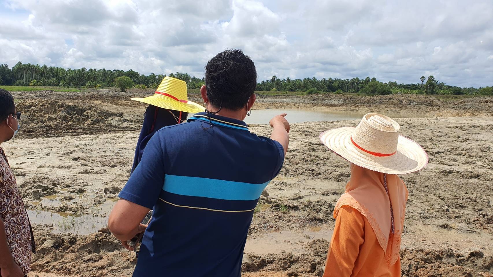 aพช.ปัตตานี ลงพื้นที่ตรวจสอบและพิจารณาคุณสมบัติเบื้องต้น ผู้สมัครเข้าร่วมขุด “โคก หนอง นา กรมการพัฒนาชุมชน”