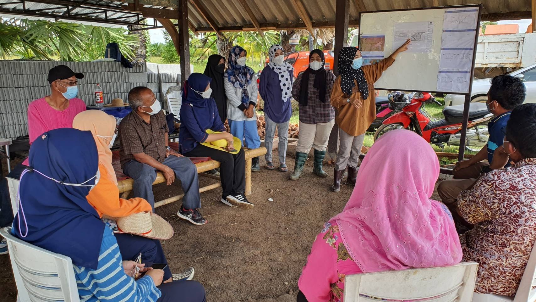 aพช.ปัตตานี ลงพื้นที่ตรวจสอบและพิจารณาคุณสมบัติเบื้องต้น ผู้สมัครเข้าร่วมขุด “โคก หนอง นา กรมการพัฒนาชุมชน”