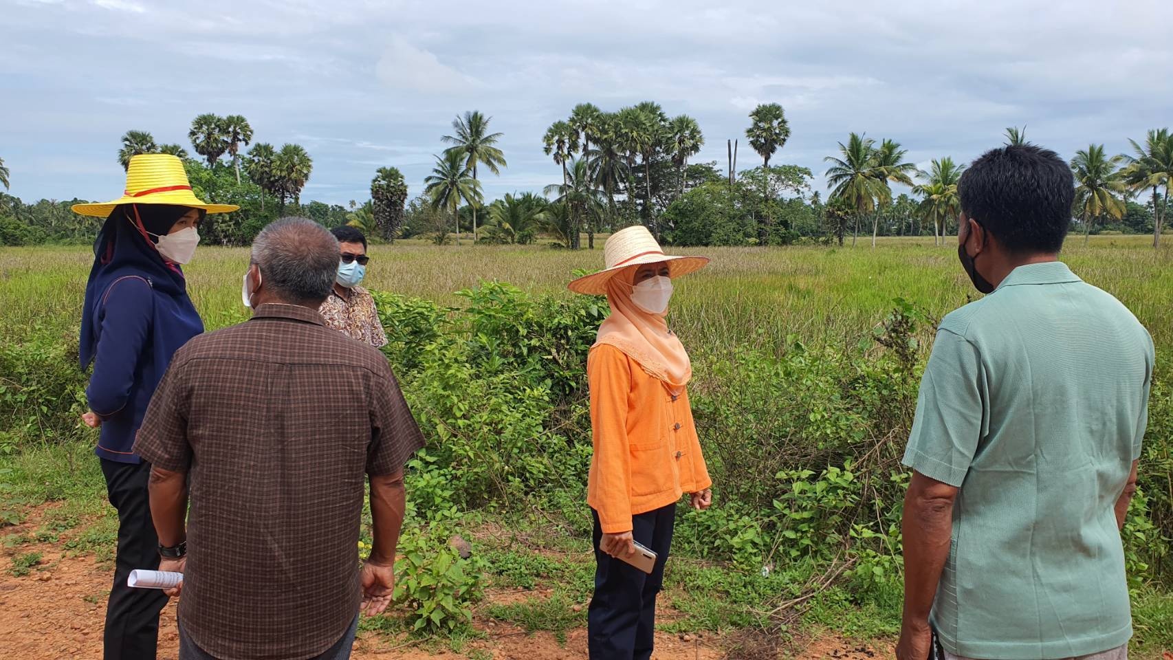 aพช.ปัตตานี ลงพื้นที่ตรวจสอบและพิจารณาคุณสมบัติเบื้องต้น ผู้สมัครเข้าร่วมขุด “โคก หนอง นา กรมการพัฒนาชุมชน”
