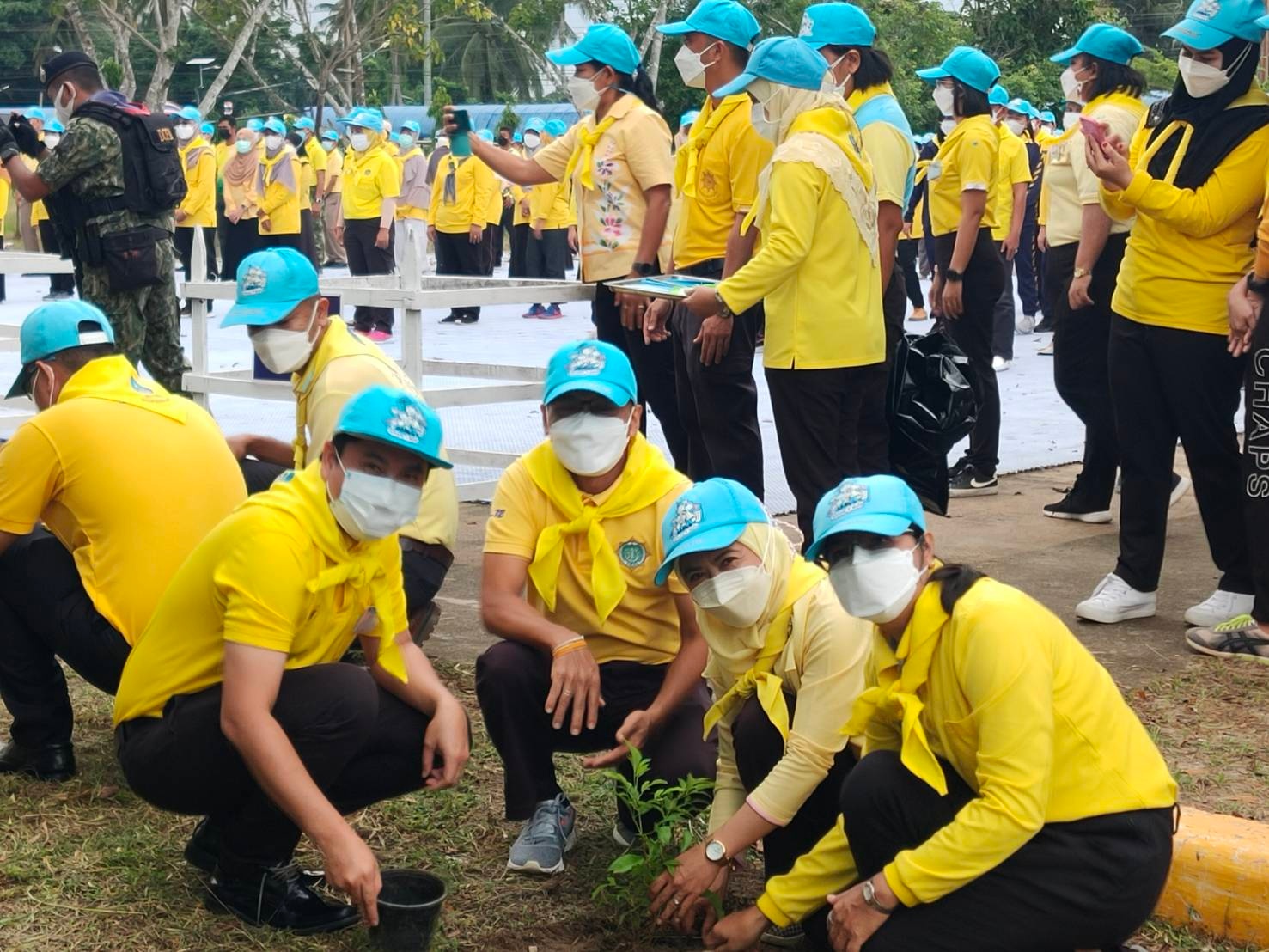 พช.ปัตตานี ร่วมกิจกรรมจิตอาสาพระราชทาน เนื่องในวันคล้ายวันพระบรมราชสมภพ ของพระบาทสมเด็จพระบรมชนกาธิเบศร มหาภูมิพลอดุลยเดชมหาราช บรมนารถพิตร และวันพ่อแห่งชาติ 5 ธันวาคม 2564