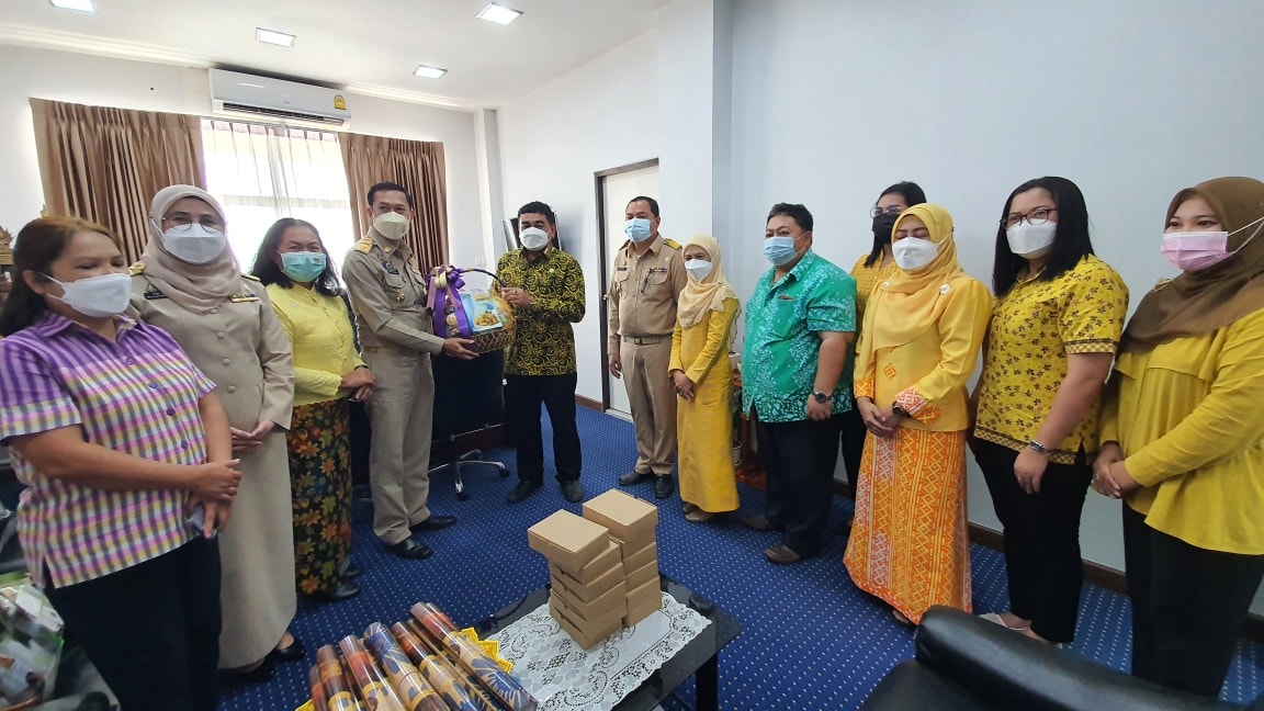 พช.ปัตตานี ร่วมส่งความสุขปีใหม่ 2565 ด้วย “กระเช้าของขวัญจากชุมชน สนับสนุนผลผลิตจากครัวเรือน”