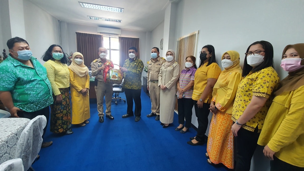 พช.ปัตตานี ร่วมส่งความสุขปีใหม่ 2565 ด้วย “กระเช้าของขวัญจากชุมชน สนับสนุนผลผลิตจากครัวเรือน”