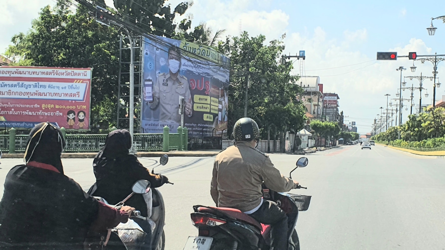 ง่าย รวดเร็ว ทันใจ “นายนิพันธ์ บุญหลวง ผู้ว่าราชการจังหวัดปัตตานี นำทัพสร้างกระแสการรับรู้ บันทึกข้อมูลครัวเรือนด้วยมือถือและอุปกรณ์อิเล็กทรอนิกส์” 