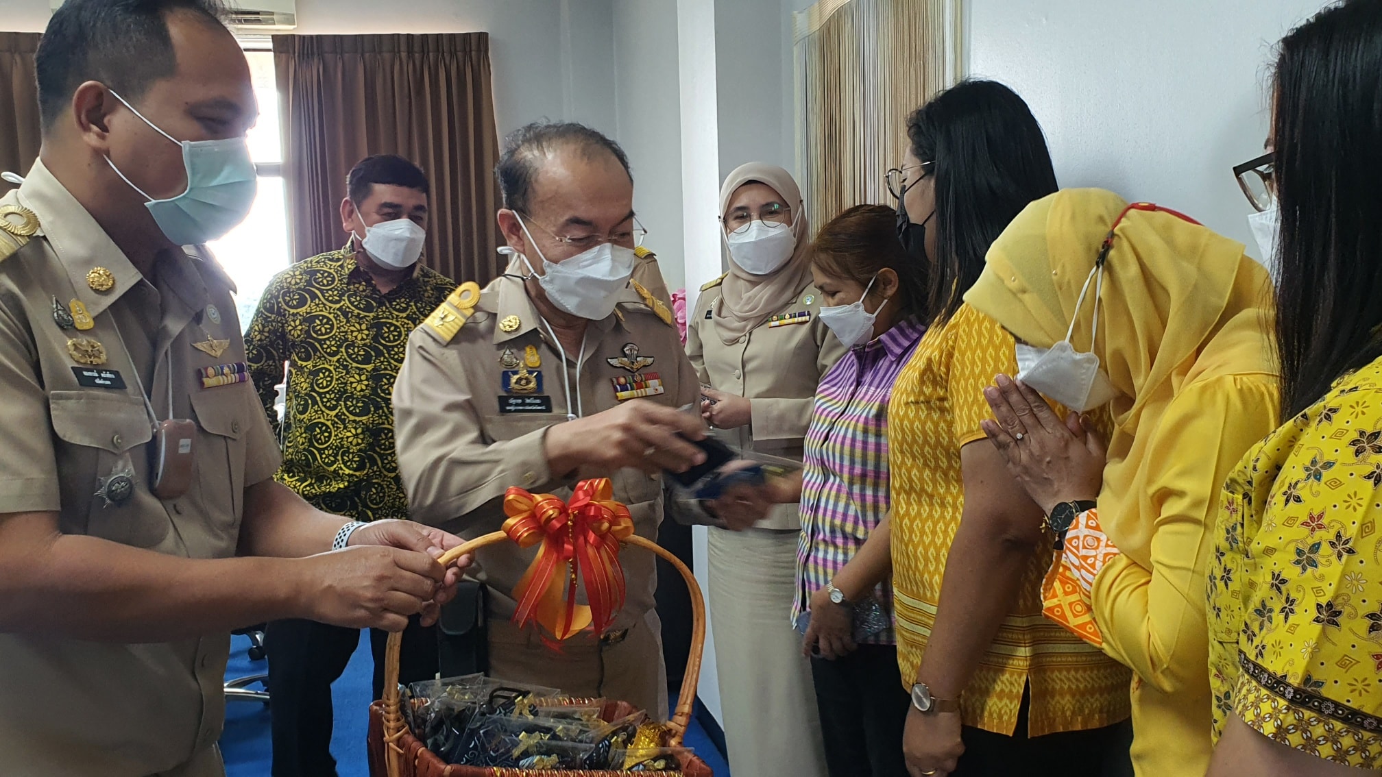 พช.ปัตตานี ร่วมส่งความสุขปีใหม่ 2565 ด้วย “กระเช้าของขวัญจากชุมชน สนับสนุนผลผลิตจากครัวเรือน”