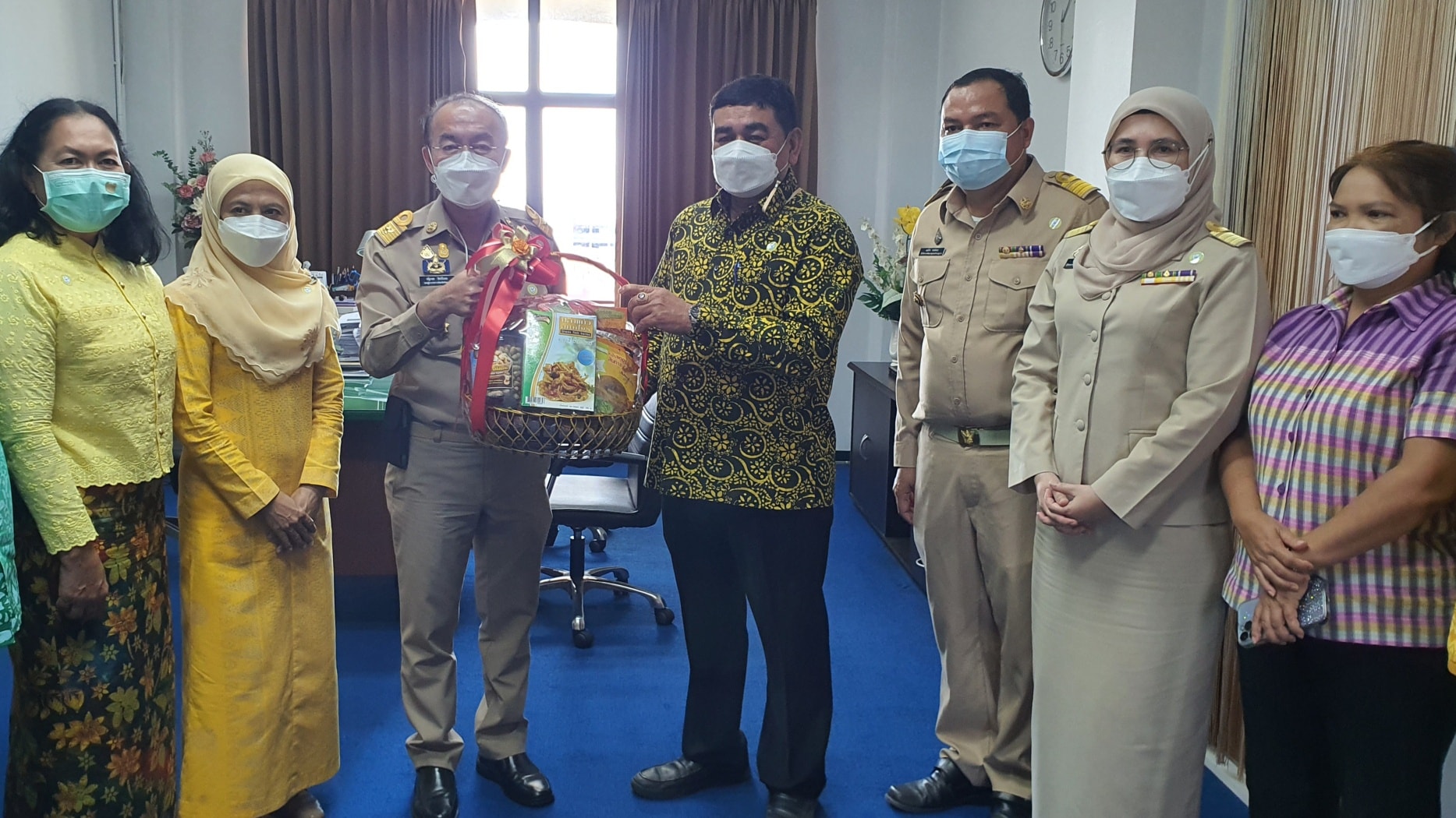 พช.ปัตตานี ร่วมส่งความสุขปีใหม่ 2565 ด้วย “กระเช้าของขวัญจากชุมชน สนับสนุนผลผลิตจากครัวเรือน”
