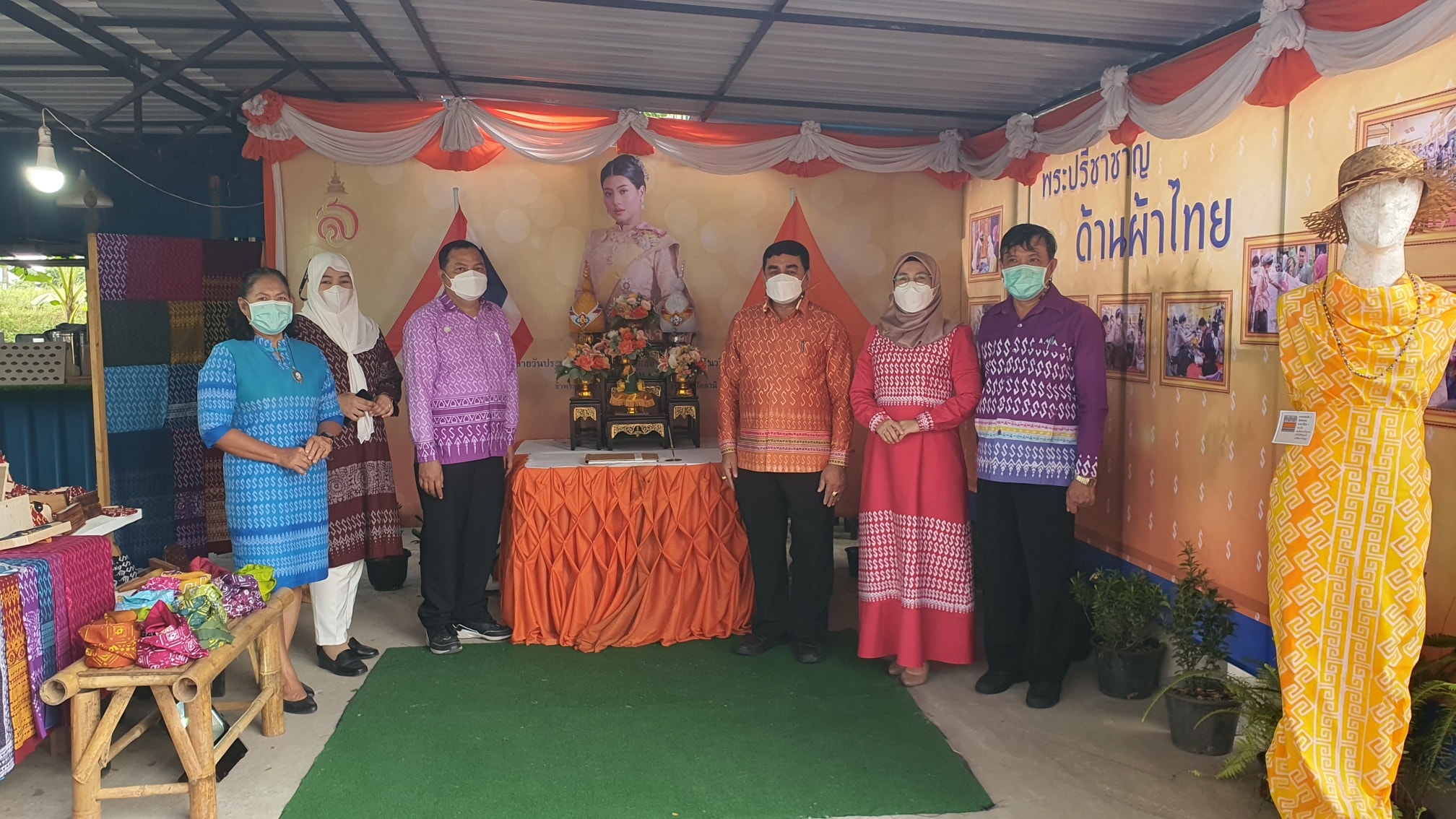 สำนึกในพระกรุณาธิคุณฯ “ผ้าลายขอเจ้าฟ้า สิริวัณณวรีฯ” สร้างอาชีพ เพิ่มรายได้ พัฒนาคุณภาพชีวิต ส่งเสริมผู้ประกอบการ OTOP ในชุมชน สู้วิกฤต COVID-19