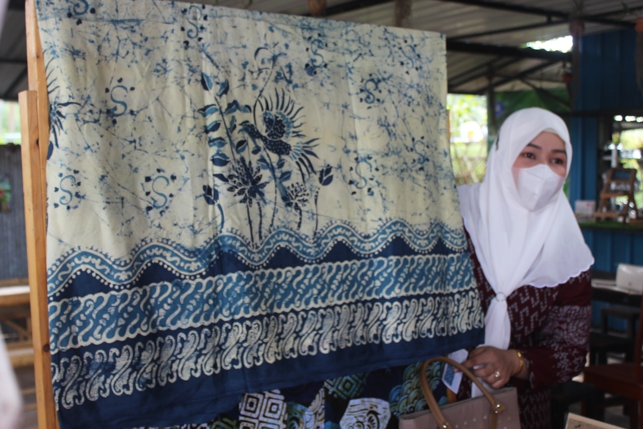 สำนึกในพระกรุณาธิคุณฯ “ผ้าลายขอเจ้าฟ้า สิริวัณณวรีฯ” สร้างอาชีพ เพิ่มรายได้ พัฒนาคุณภาพชีวิต ส่งเสริมผู้ประกอบการ OTOP ในชุมชน สู้วิกฤต COVID-19