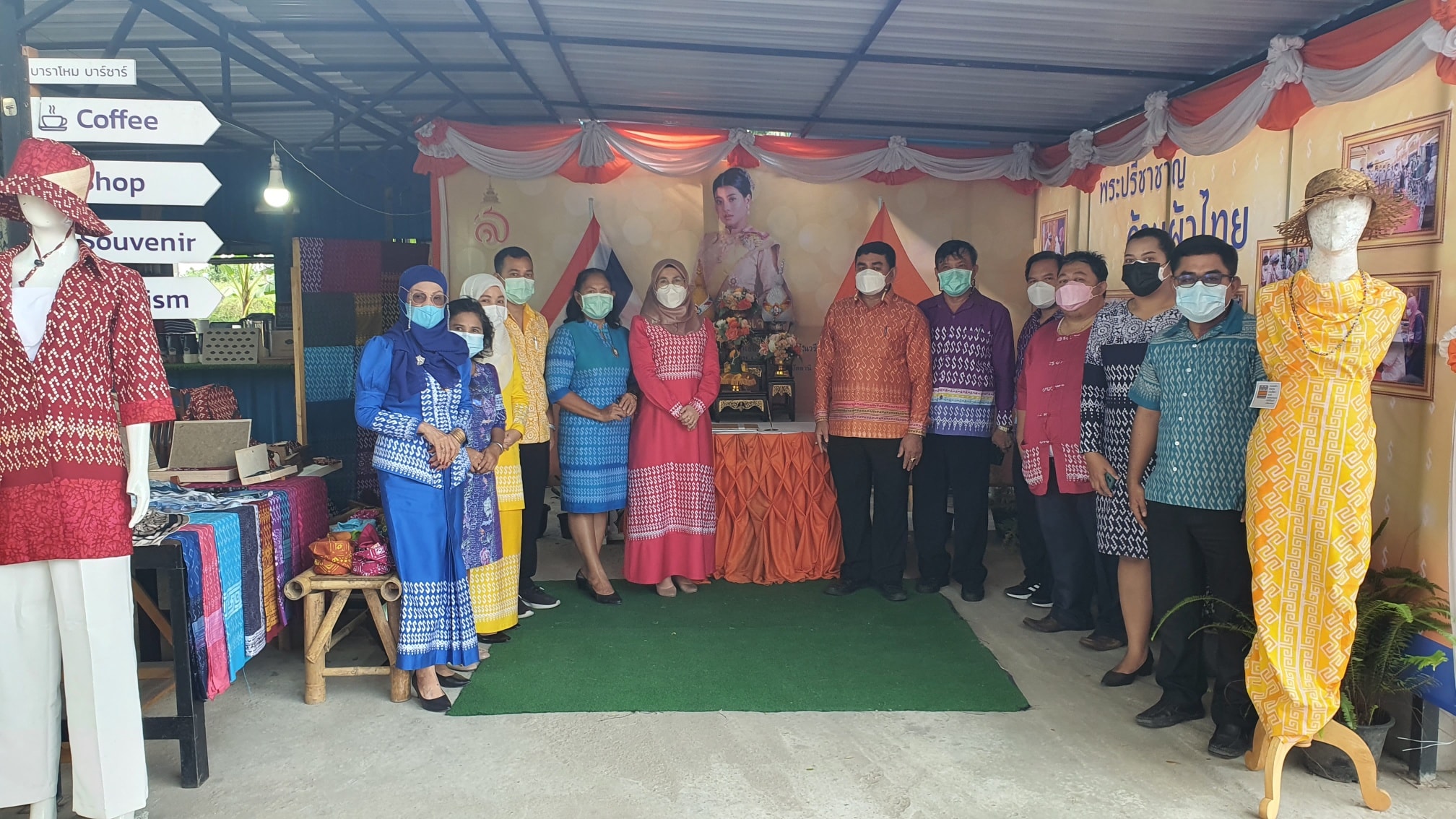 สำนึกในพระกรุณาธิคุณฯ “ผ้าลายขอเจ้าฟ้า สิริวัณณวรีฯ” สร้างอาชีพ เพิ่มรายได้ พัฒนาคุณภาพชีวิต ส่งเสริมผู้ประกอบการ OTOP ในชุมชน สู้วิกฤต COVID-19