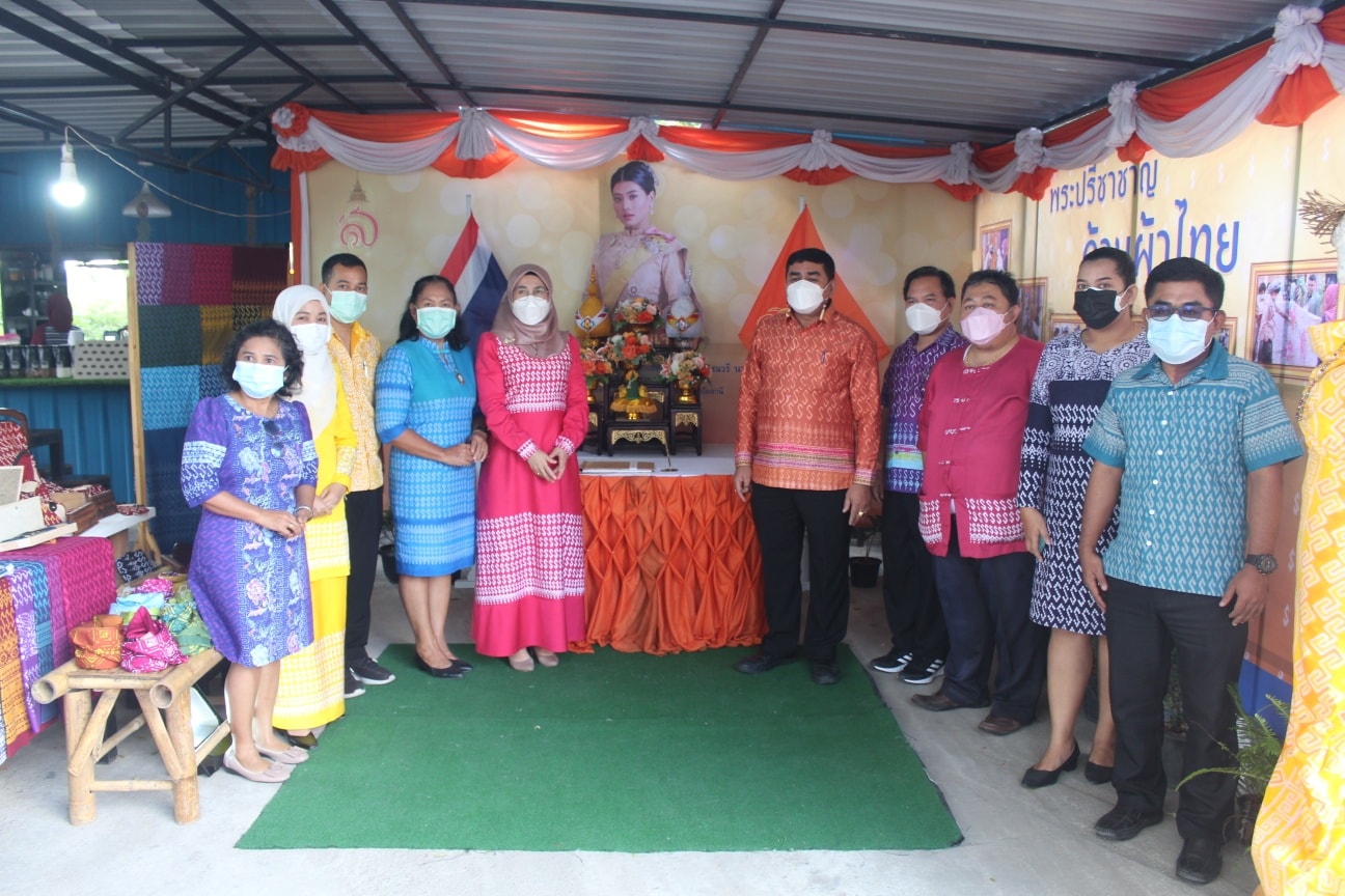 สำนึกในพระกรุณาธิคุณฯ “ผ้าลายขอเจ้าฟ้า สิริวัณณวรีฯ” สร้างอาชีพ เพิ่มรายได้ พัฒนาคุณภาพชีวิต ส่งเสริมผู้ประกอบการ OTOP ในชุมชน สู้วิกฤต COVID-19