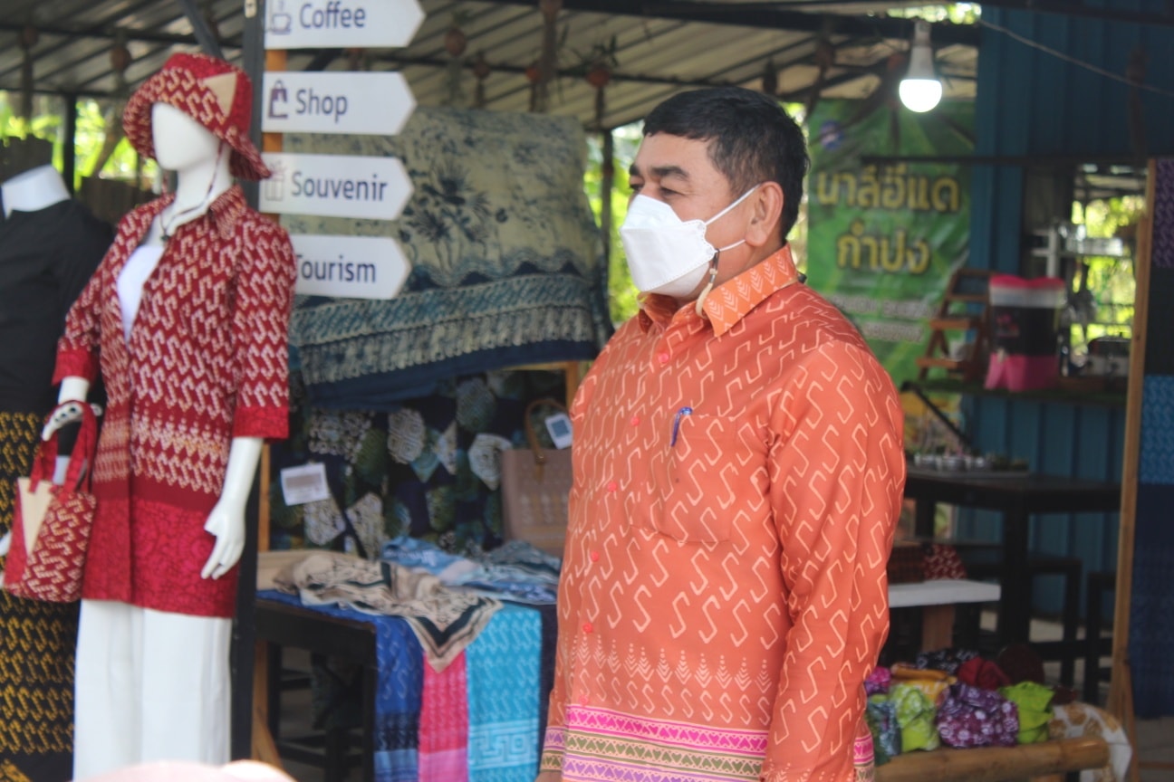 สำนึกในพระกรุณาธิคุณฯ “ผ้าลายขอเจ้าฟ้า สิริวัณณวรีฯ” สร้างอาชีพ เพิ่มรายได้ พัฒนาคุณภาพชีวิต ส่งเสริมผู้ประกอบการ OTOP ในชุมชน สู้วิกฤต COVID-19