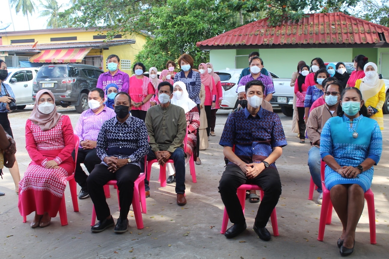 สำนึกในพระกรุณาธิคุณฯ “ผ้าลายขอเจ้าฟ้า สิริวัณณวรีฯ” สร้างอาชีพ เพิ่มรายได้ พัฒนาคุณภาพชีวิต ส่งเสริมผู้ประกอบการ OTOP ในชุมชน สู้วิกฤต COVID-19