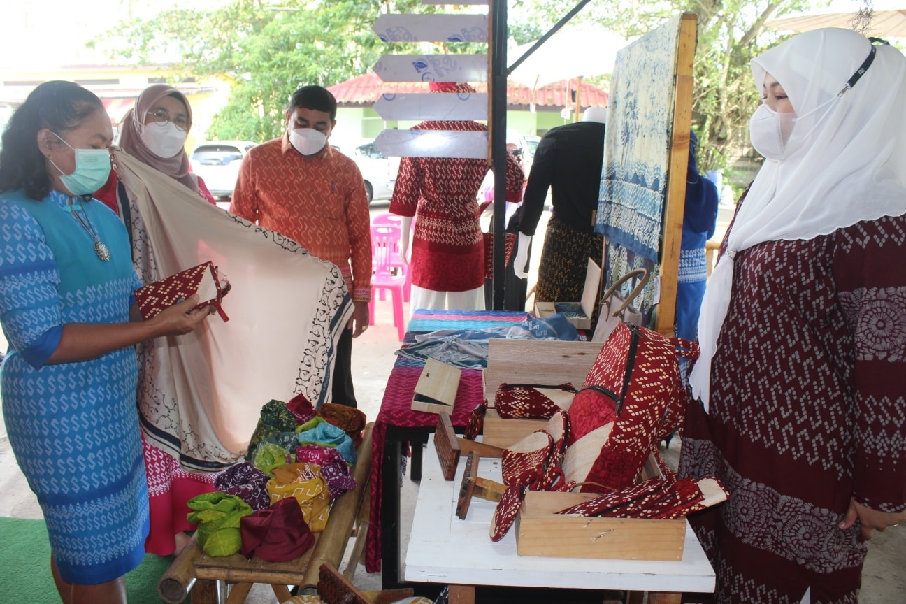 สำนึกในพระกรุณาธิคุณฯ “ผ้าลายขอเจ้าฟ้า สิริวัณณวรีฯ” สร้างอาชีพ เพิ่มรายได้ พัฒนาคุณภาพชีวิต ส่งเสริมผู้ประกอบการ OTOP ในชุมชน สู้วิกฤต COVID-19