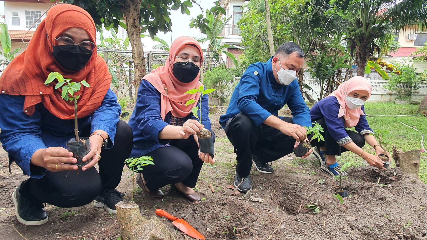 ผวจ.ปัตตานี” เปิดสวนหลังจวนผู้ว่าราชการจังหวัด ยกร่องปลูกผักสวนครัว” ร่วมขับเคลื่อนกิจกรรมสร้างวัฒนธรรมการปลูกผักอย่างต่อเนื่อง
