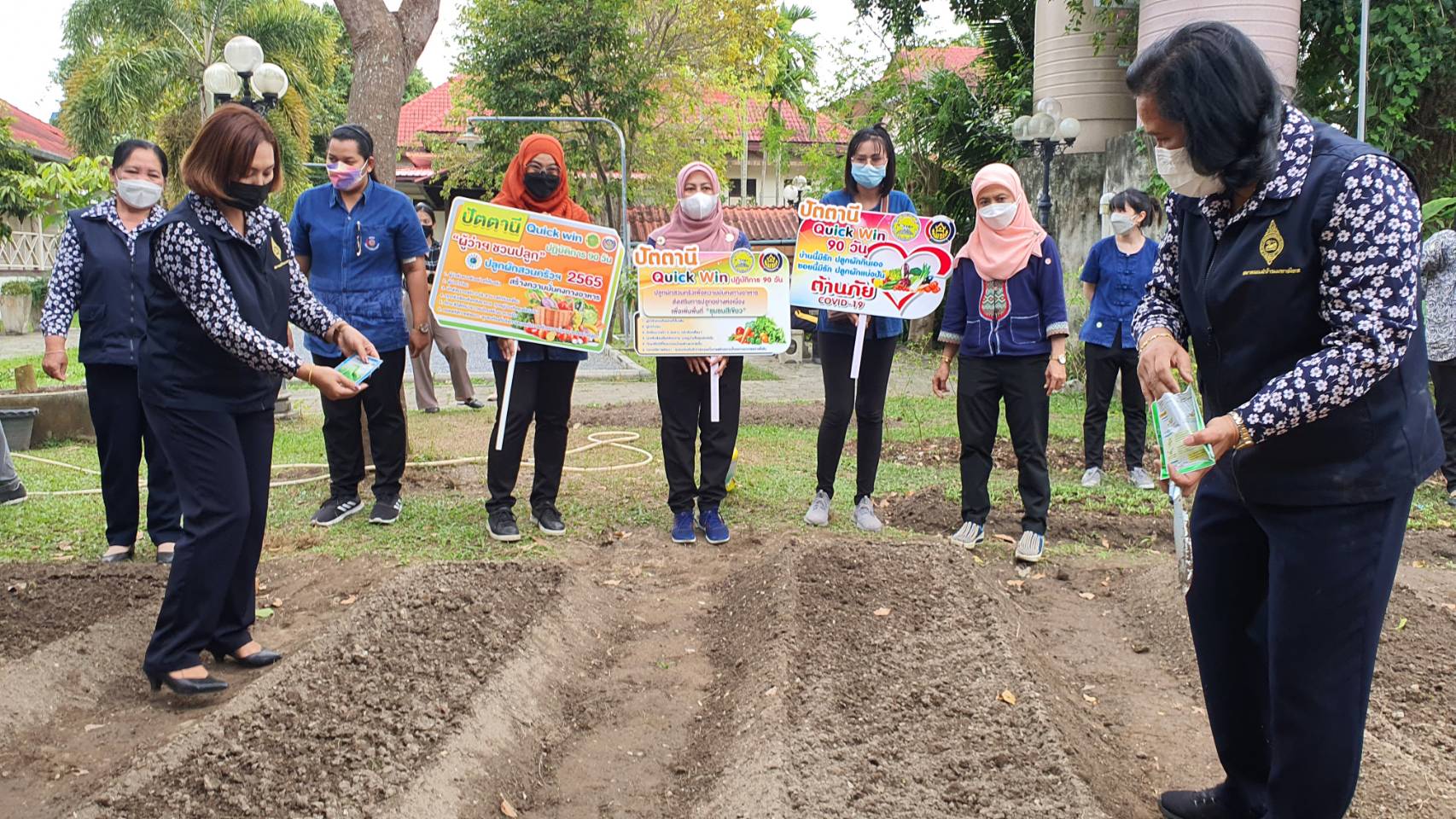 ผวจ.ปัตตานี” เปิดสวนหลังจวนผู้ว่าราชการจังหวัด ยกร่องปลูกผักสวนครัว” ร่วมขับเคลื่อนกิจกรรมสร้างวัฒนธรรมการปลูกผักอย่างต่อเนื่อง