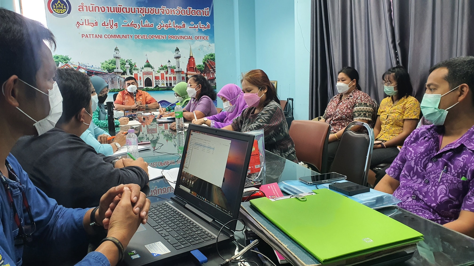 นายวัชระ ธรรมปัญญาสกุล พัฒนาการจังหวัดปัตตานี เป็นประธานประชุมเจ้าหน้าที่พัฒนาชุมชนจังหวัดปัตตานี